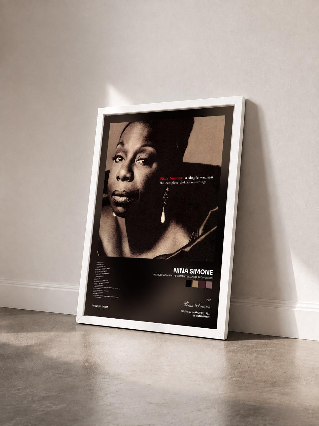 #blanc A Single Woman: The Complete Elektra Recordings di Nina Simone in stampa incorniciata vista di tre quarti, cornice bianca