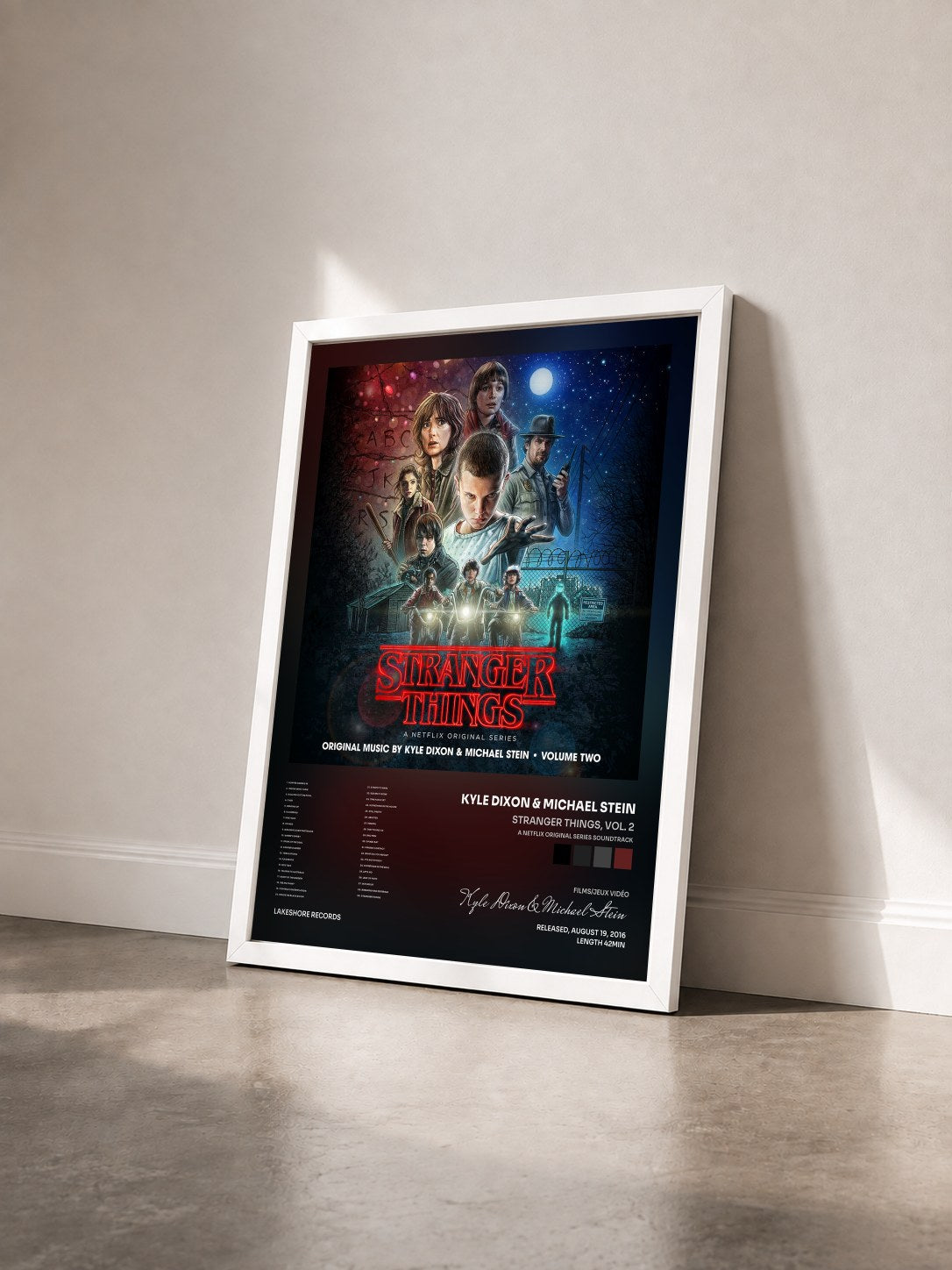#blanc Tableau de l'album Stranger Things, Vol. 2 (A Netflix Original Series Soundtrack) de Kyle Dixon & Michael Stein vu de trois quarts, cadre blanc