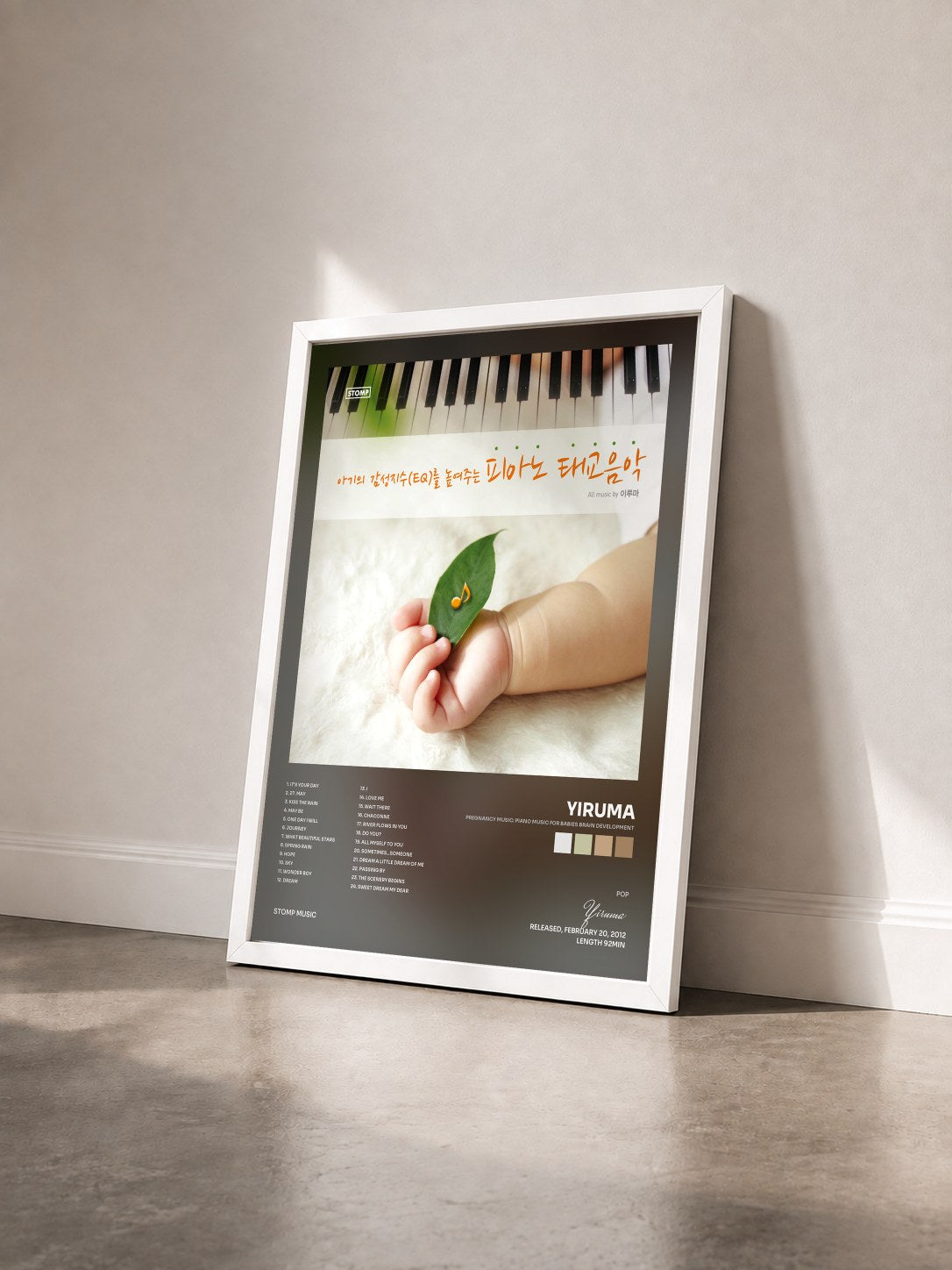 #blanc Tableau de l'album Pregnancy Music: Piano Music for Babies Brain Development de Yiruma vu de trois quarts, cadre blanc