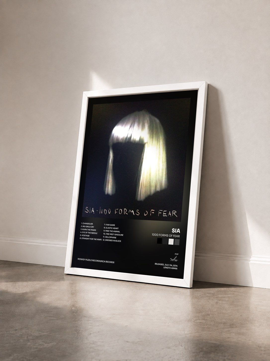 #blanc 1000 Forms Of Fear di Sia in stampa incorniciata vista di tre quarti, cornice bianca