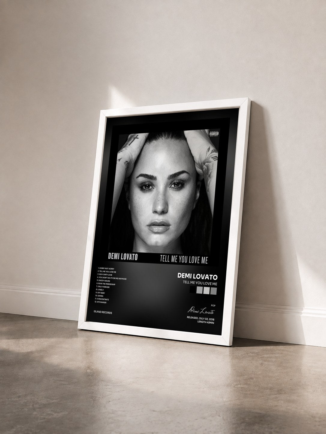 #blanc Tableau de l'album Tell Me You Love Me de Demi Lovato vu de trois quarts, cadre blanc