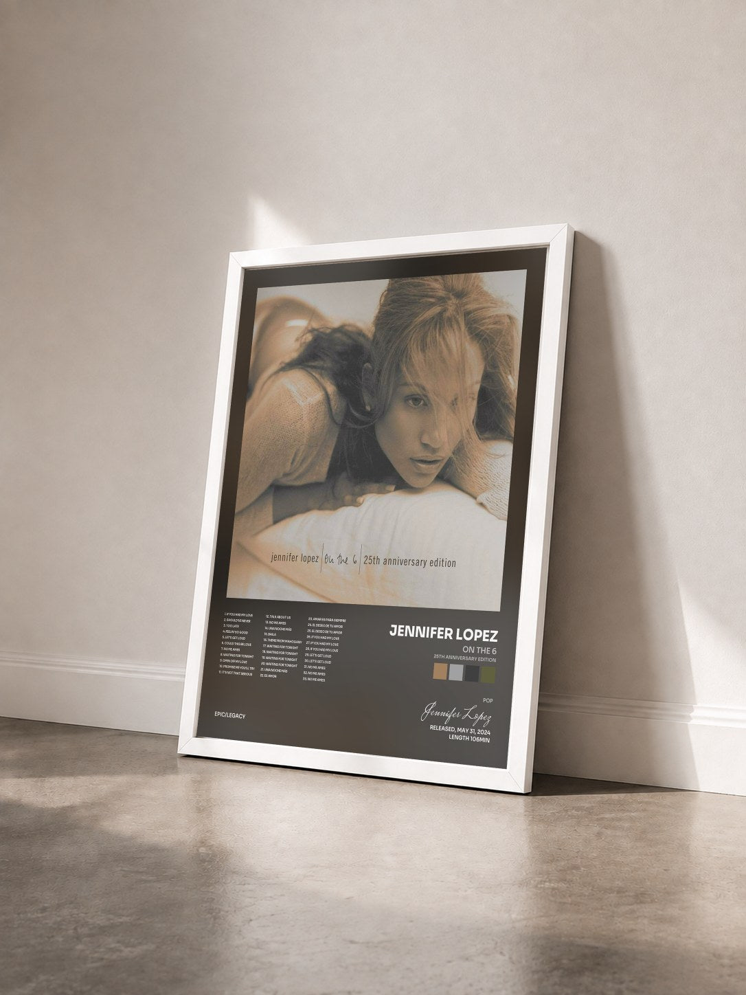 #blanc Tableau de l'album On The 6 (25th Anniversary Edition) de Jennifer Lopez vu de trois quarts, cadre blanc