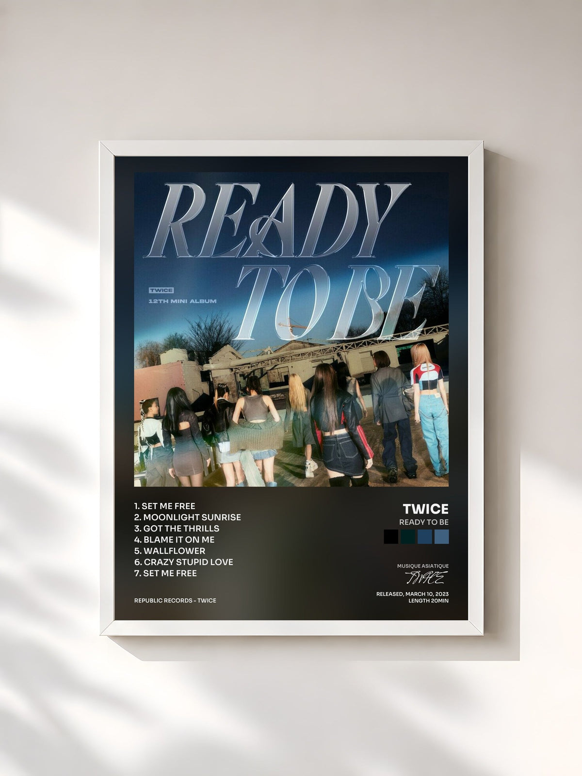 #blanc Tableau de l'album READY TO BE de TWICE, cadre blanc, imprimé et encadré en France