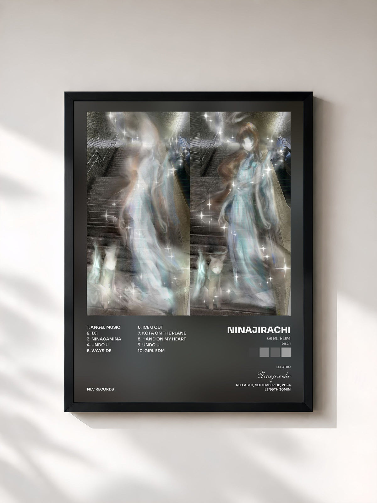 #noir girl EDM (disc 1) von Ninajirachi als gerahmter Kunstdruck, schwarzer Rahmen, gedruckt und gerahmt in Frankreich