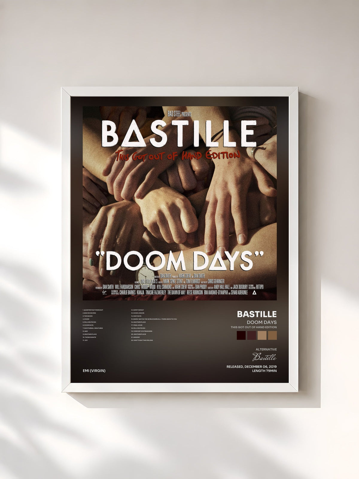 #blanc Doom Days (This Got Out Of Hand Edition) von Bastille als gerahmter Kunstdruck, weißer Rahmen, gedruckt und gerahmt in Frankreich