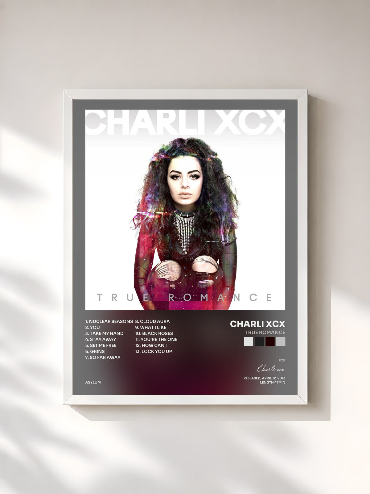 #blanc True Romance von Charli xcx als gerahmter Kunstdruck, weißer Rahmen, gedruckt und gerahmt in Frankreich