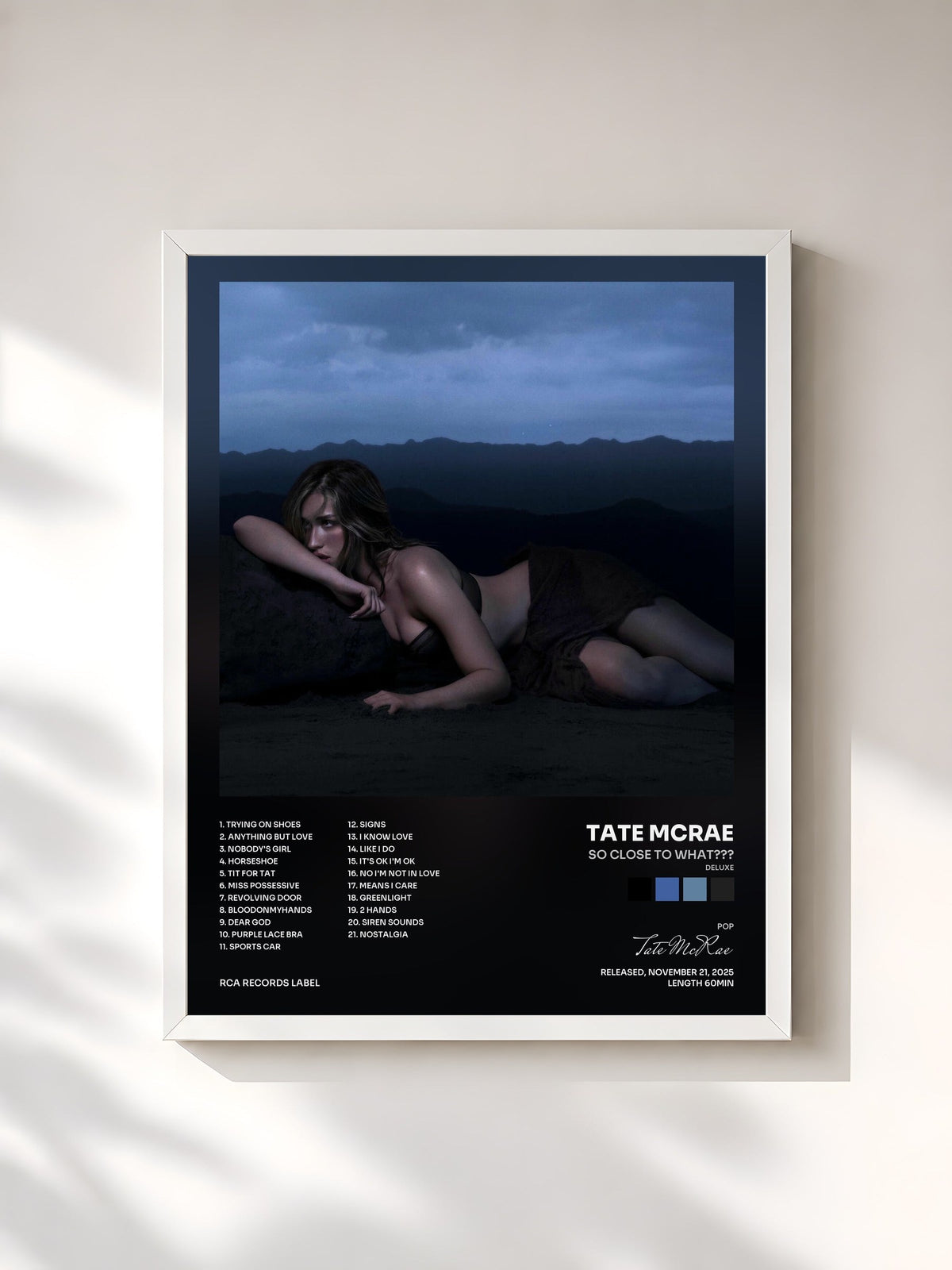 #blanc Tableau de l'album SO CLOSE TO WHAT??? (deluxe) de Tate McRae, cadre blanc, imprimé et encadré en France
