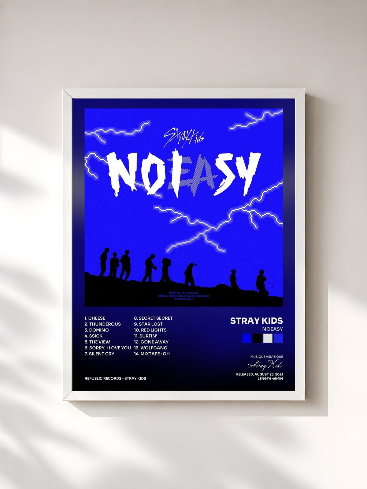 #blanc Tableau de l'album NOEASY de Stray Kids, cadre blanc, imprimé et encadré en France