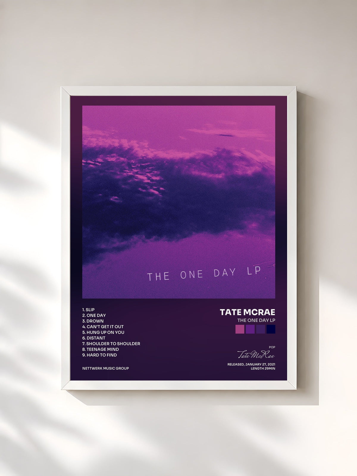 #blanc The One Day LP von Tate McRae als gerahmter Kunstdruck, weißer Rahmen, gedruckt und gerahmt in Frankreich