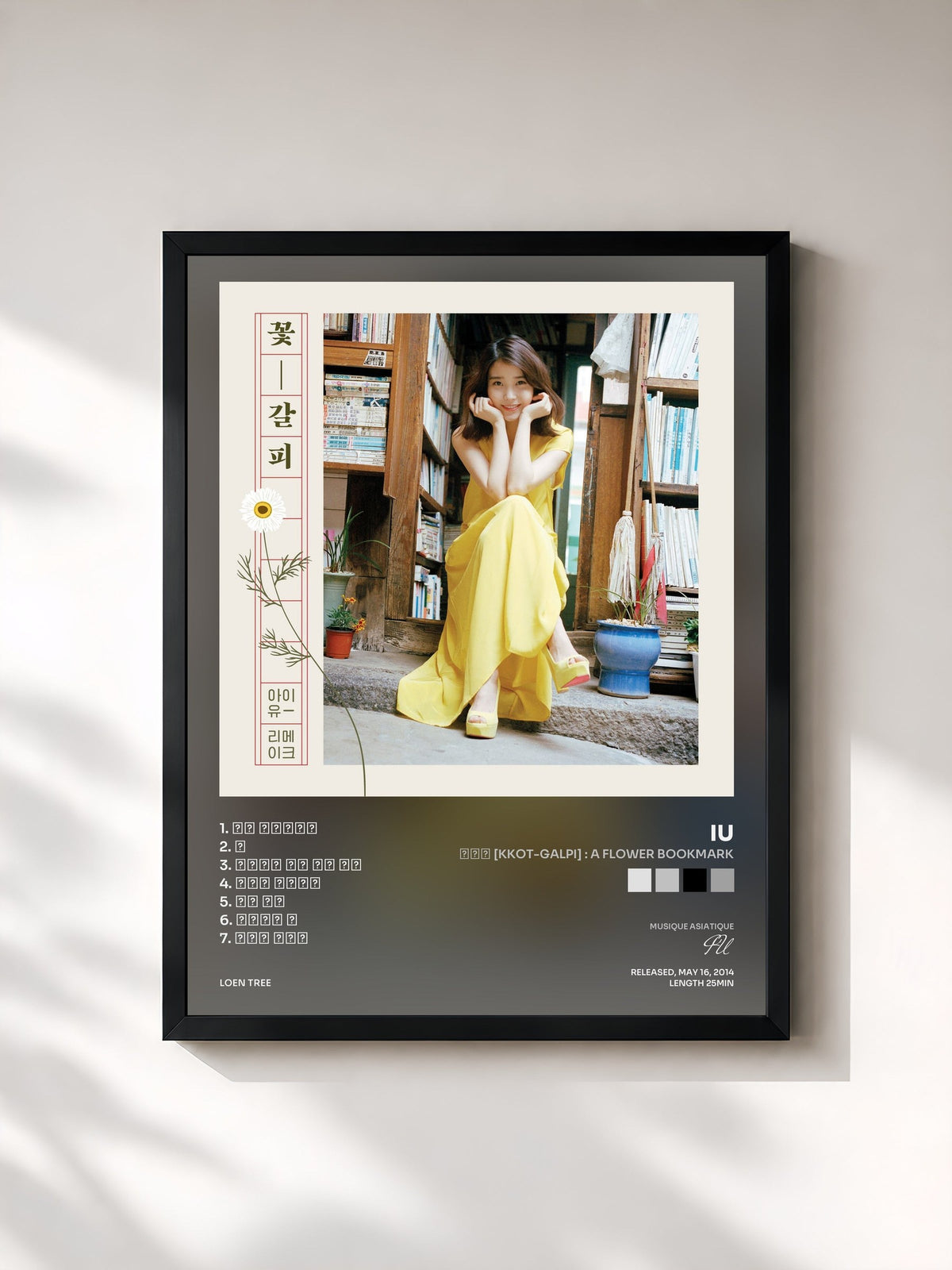 #noir Tableau de l'album 꽃갈피 [Kkot-Galpi] : A flower bookmark de IU, cadre noir, imprimé et encadré en France