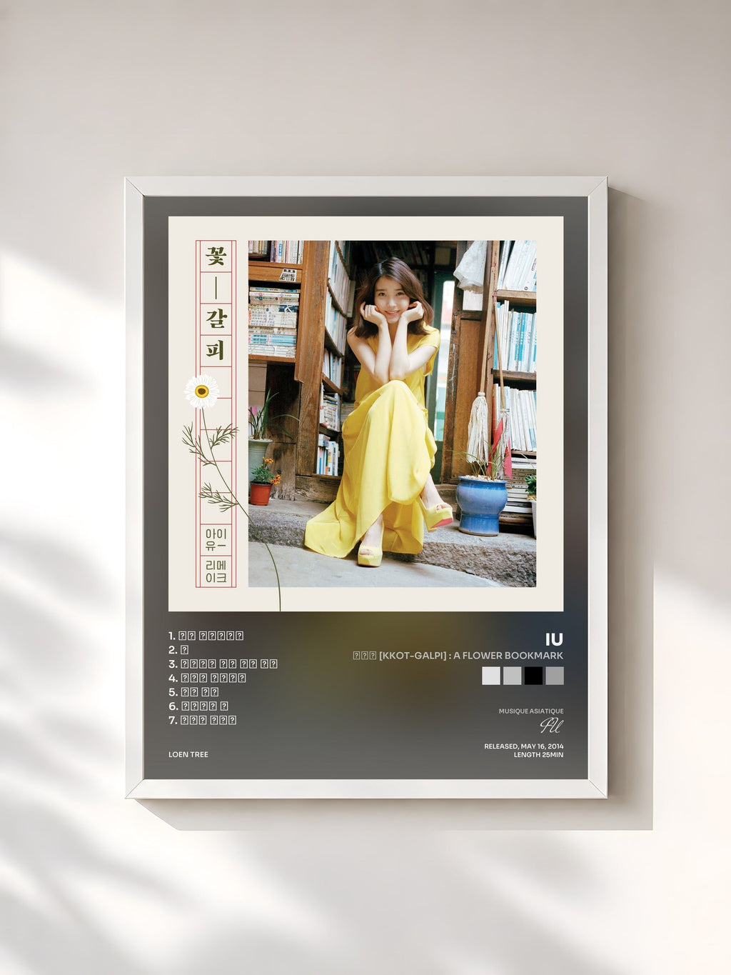 #blanc 꽃갈피 [Kkot-Galpi] : A flower bookmark von IU als gerahmter Kunstdruck, weißer Rahmen, gedruckt und gerahmt in Frankreich