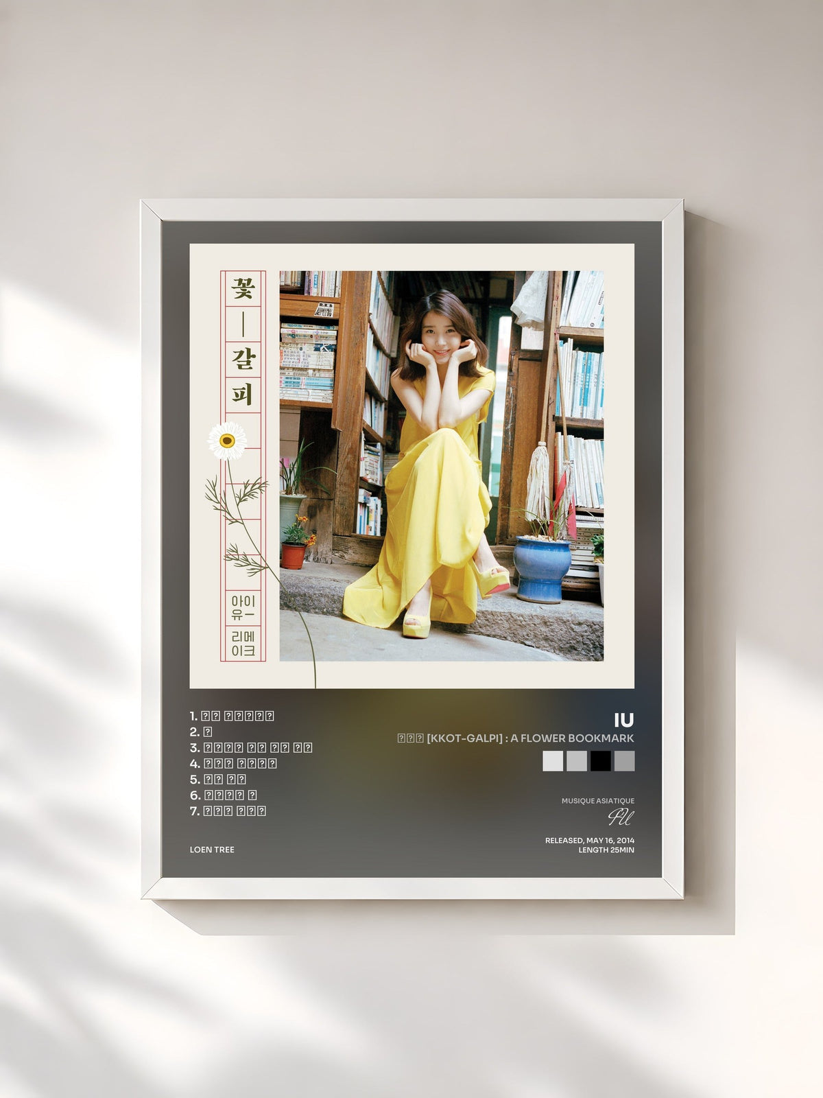 #blanc Tableau de l'album 꽃갈피 [Kkot-Galpi] : A flower bookmark de IU, cadre blanc, imprimé et encadré en France