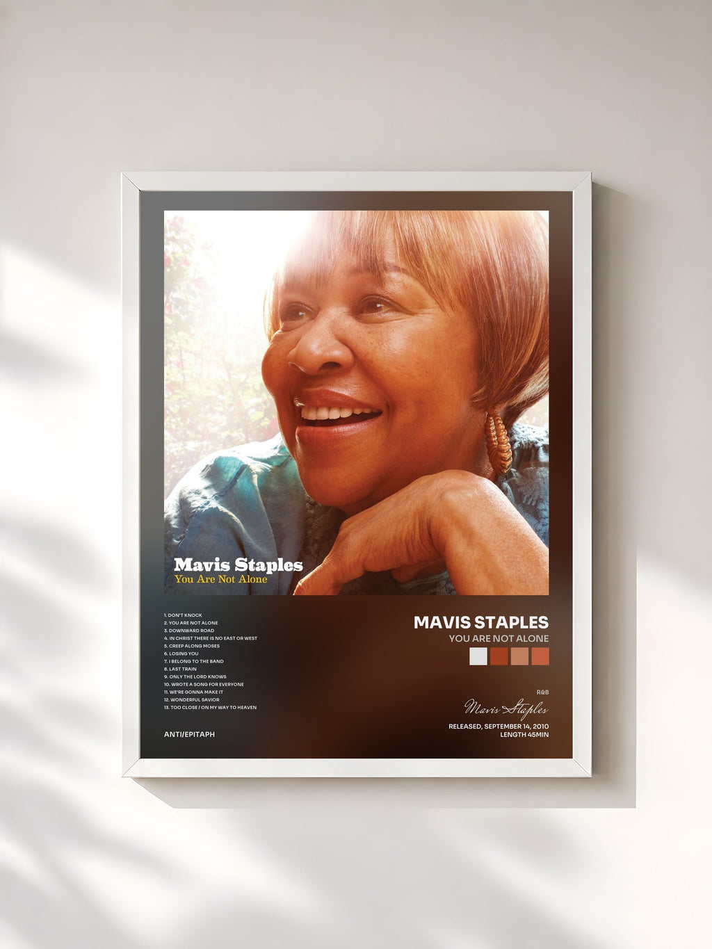 #blanc You Are Not Alone di Mavis Staples in stampa incorniciata, cornice bianca, stampata e incorniciata in Francia