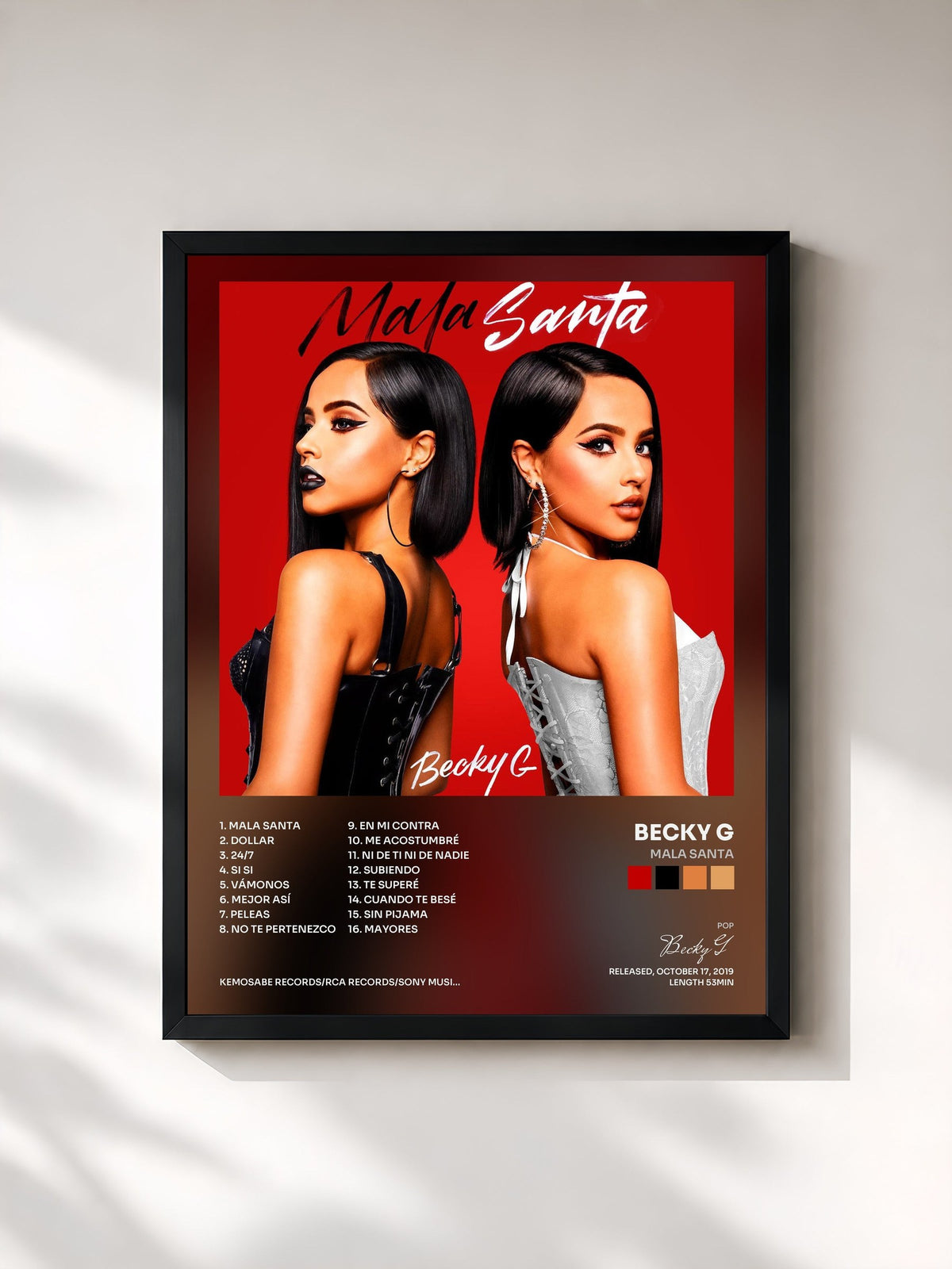 #noir MALA SANTA di Becky G in stampa incorniciata, cornice nera, stampata e incorniciata in Francia