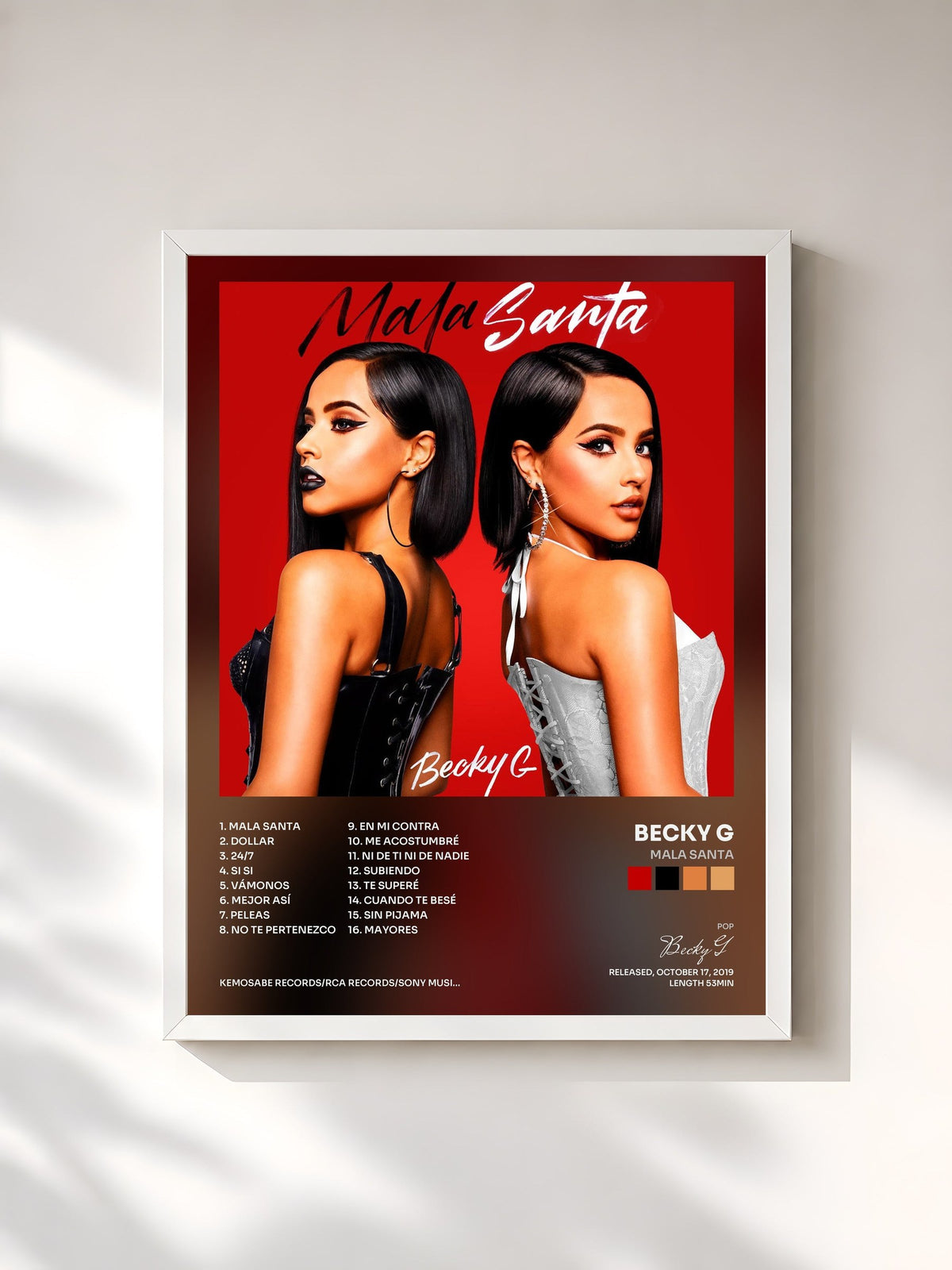 #blanc MALA SANTA di Becky G in stampa incorniciata, cornice bianca, stampata e incorniciata in Francia