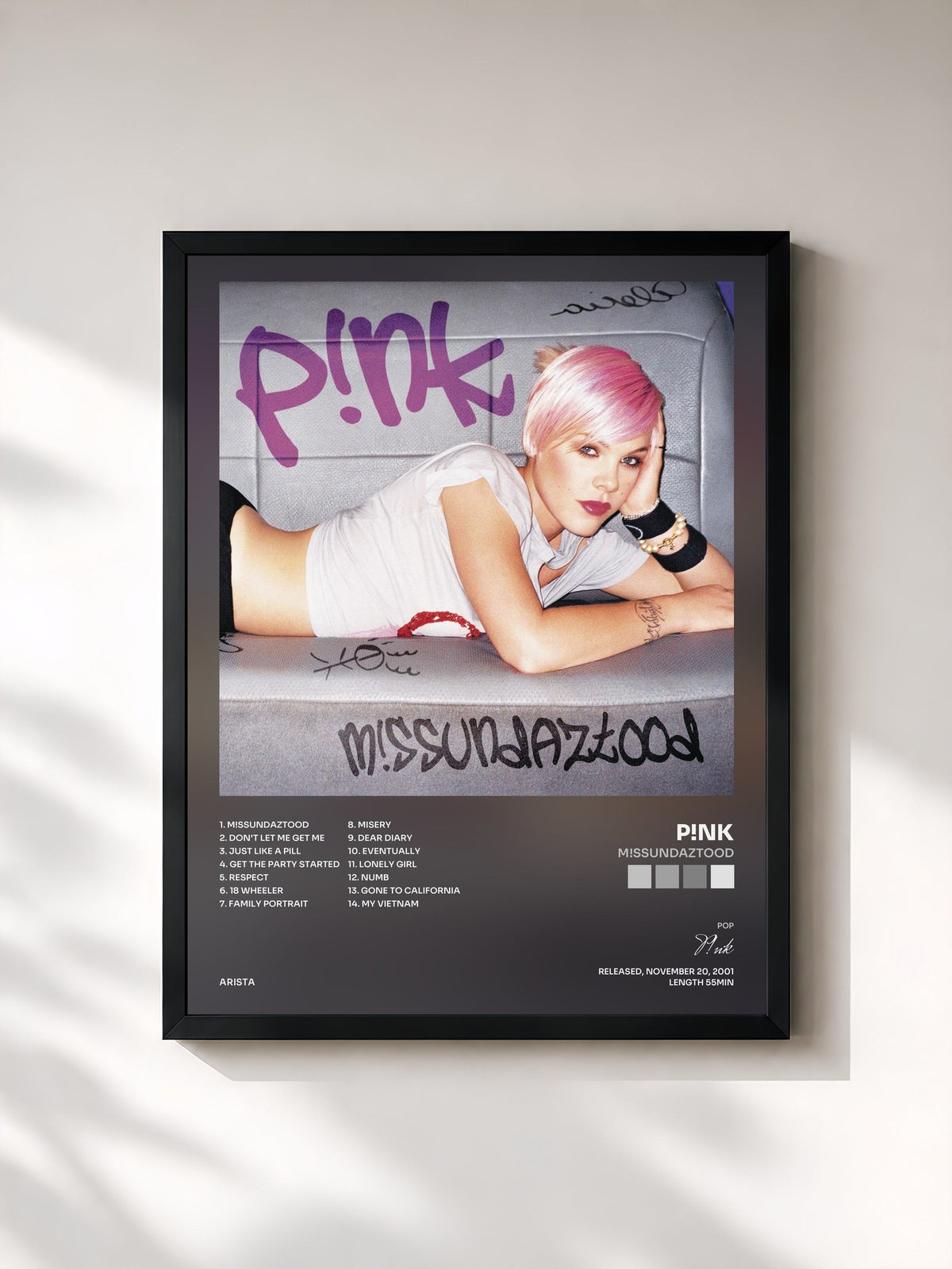 #noir M!ssundaztood de P!nk en lámina enmarcada, marco negro, impresa y enmarcada en Francia