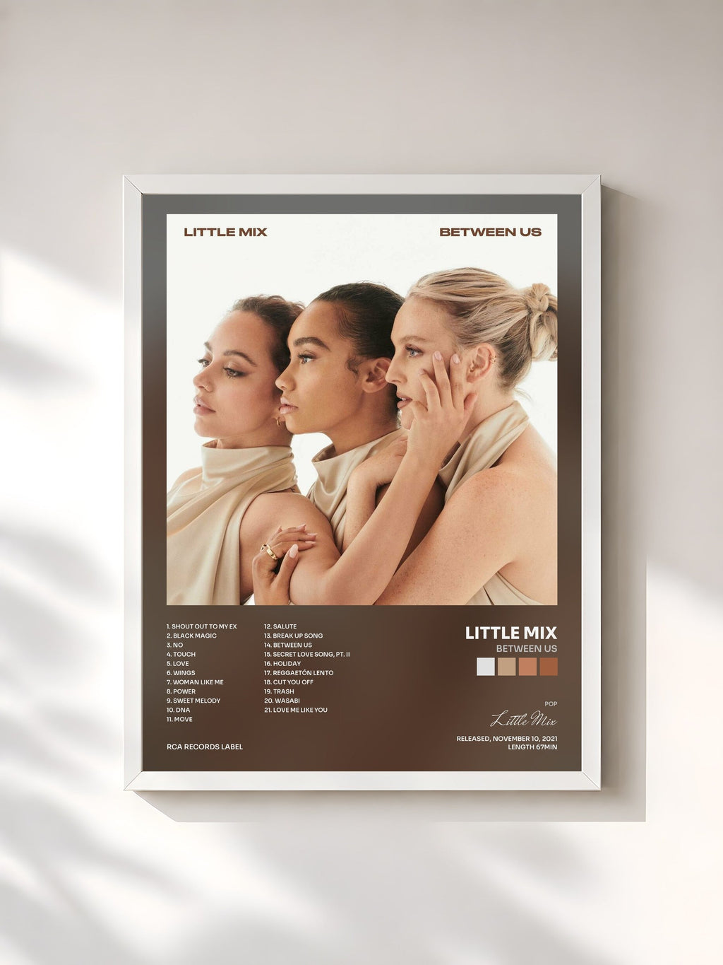 #blanc Between Us di Little Mix in stampa incorniciata, cornice bianca, stampata e incorniciata in Francia