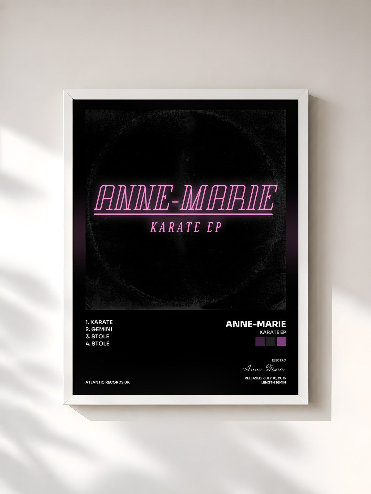 #blanc Tableau de l'album Karate EP de Anne-Marie, cadre blanc, imprimé et encadré en France