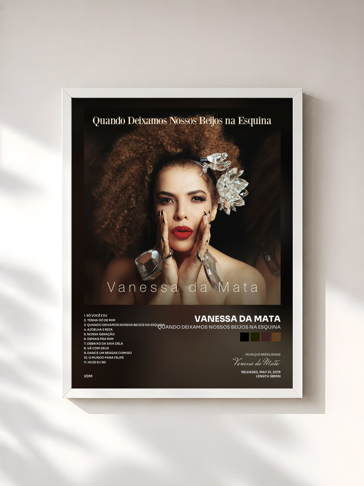 #blanc Tableau de l'album Quando Deixamos Nossos Beijos na Esquina de Vanessa da Mata, cadre blanc, imprimé et encadré en France