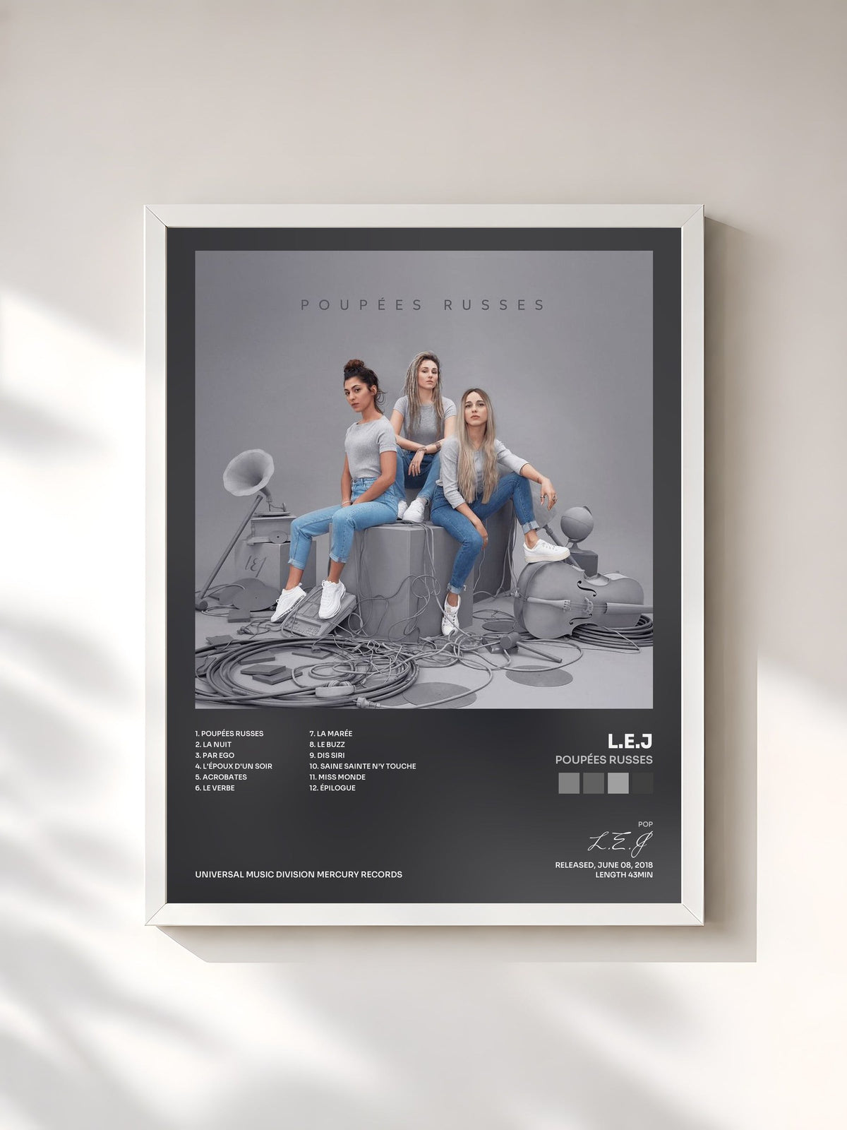 #blanc Tableau de l'album Poupées russes de L.E.J, cadre blanc, imprimé et encadré en France