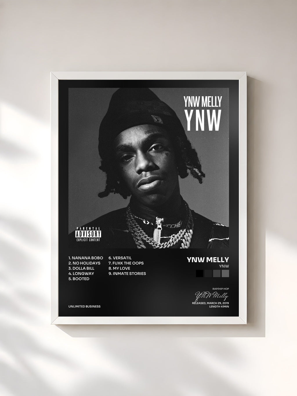 #blanc YNW de YNW Melly en lámina enmarcada, marco blanco, impresa y enmarcada en Francia