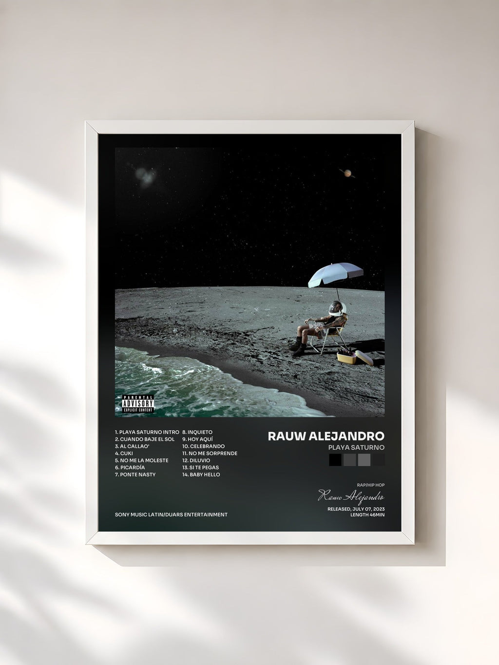 #blanc PLAYA SATURNO von Rauw Alejandro als gerahmter Kunstdruck, weißer Rahmen, gedruckt und gerahmt in Frankreich