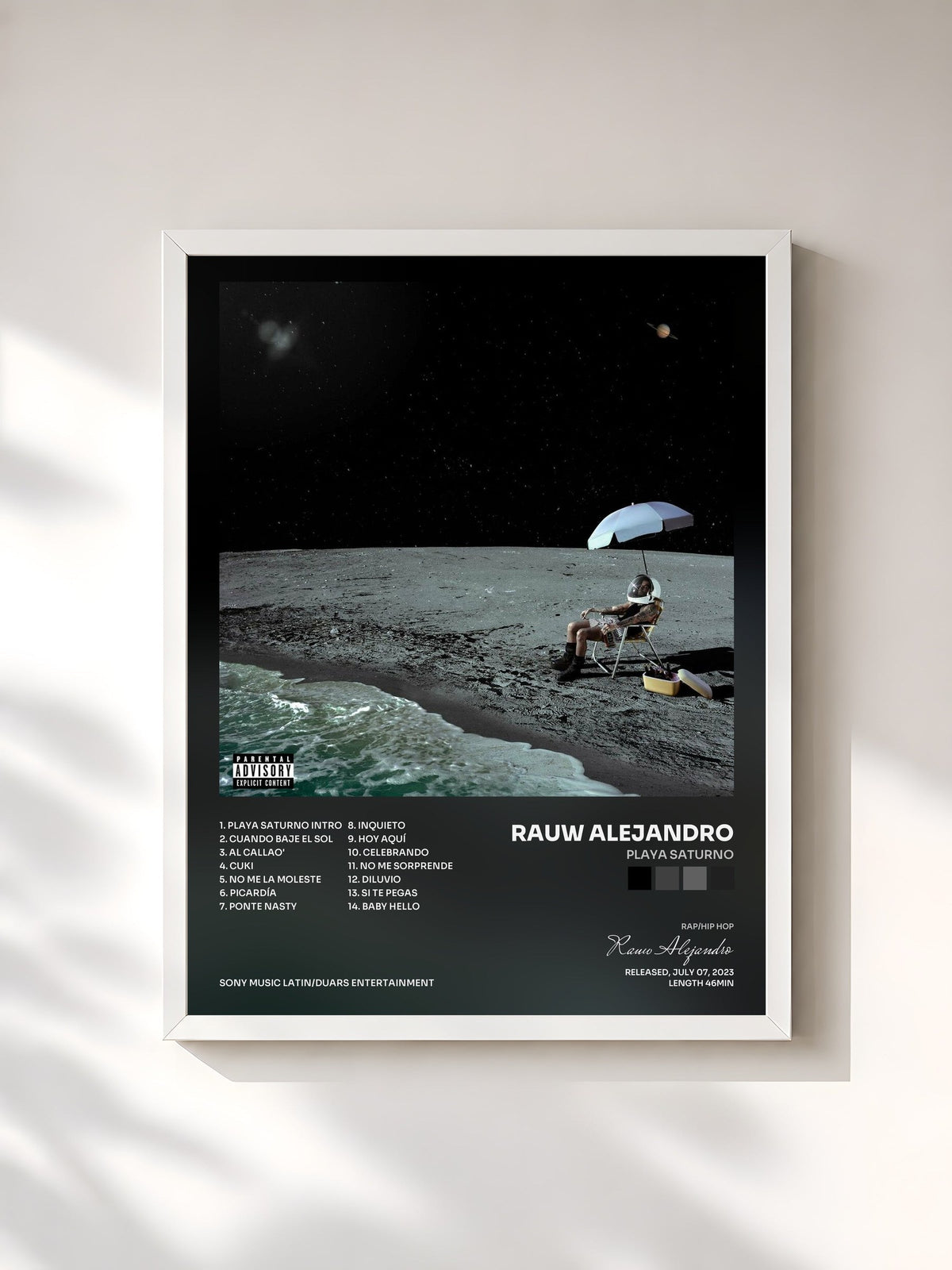 #blanc PLAYA SATURNO von Rauw Alejandro als gerahmter Kunstdruck, weißer Rahmen, gedruckt und gerahmt in Frankreich