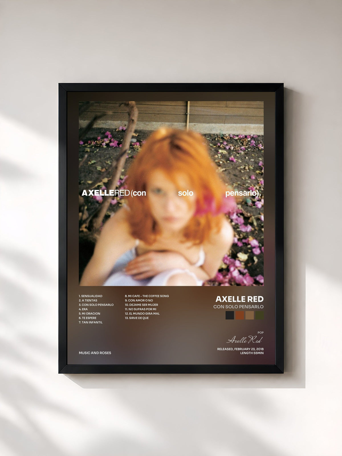 #noir Tableau de l'album Con Solo Pensarlo de Axelle Red, cadre noir, imprimé et encadré en France