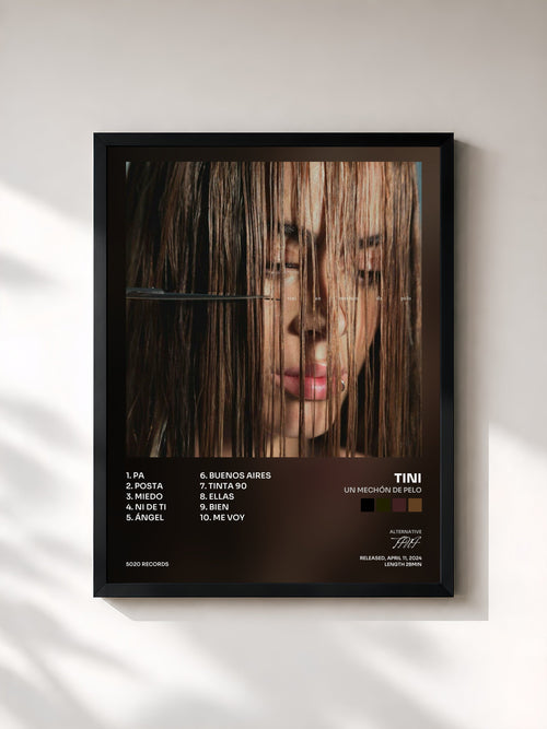 TINI · un mechón de pelo — Gerahmter Kunstdruck