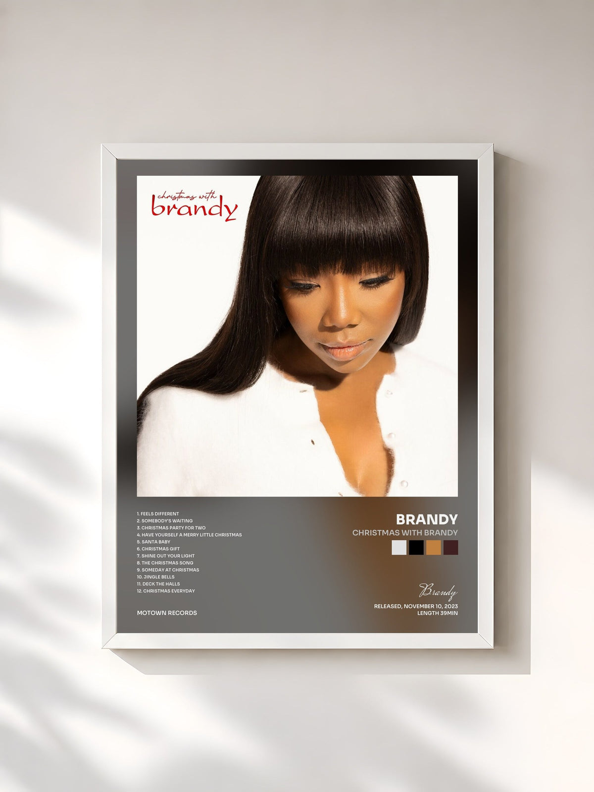 #blanc Christmas With Brandy di Brandy in stampa incorniciata, cornice bianca, stampata e incorniciata in Francia