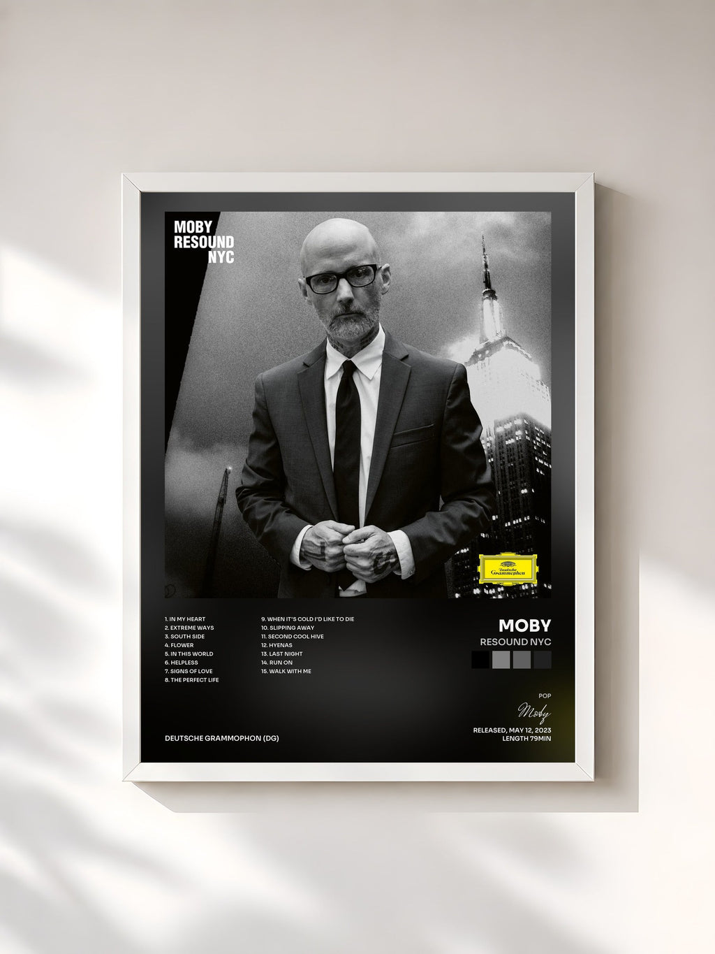 #blanc Resound NYC von Moby als gerahmter Kunstdruck, weißer Rahmen, gedruckt und gerahmt in Frankreich
