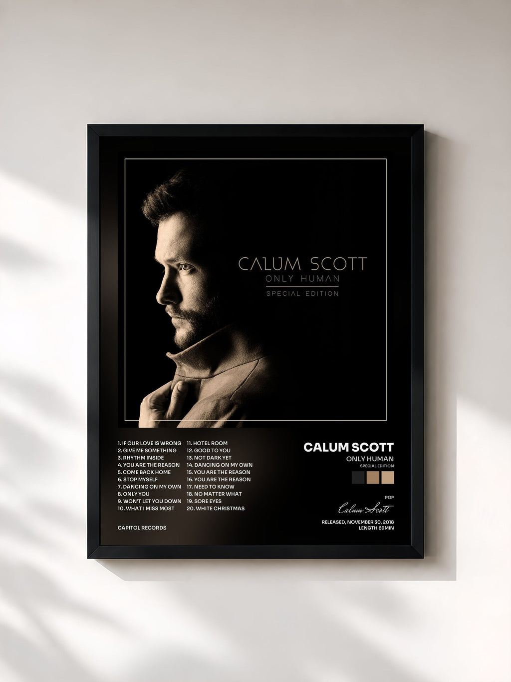 #noir Only Human (Special Edition) von Calum Scott als gerahmter Kunstdruck, schwarzer Rahmen, gedruckt und gerahmt in Frankreich