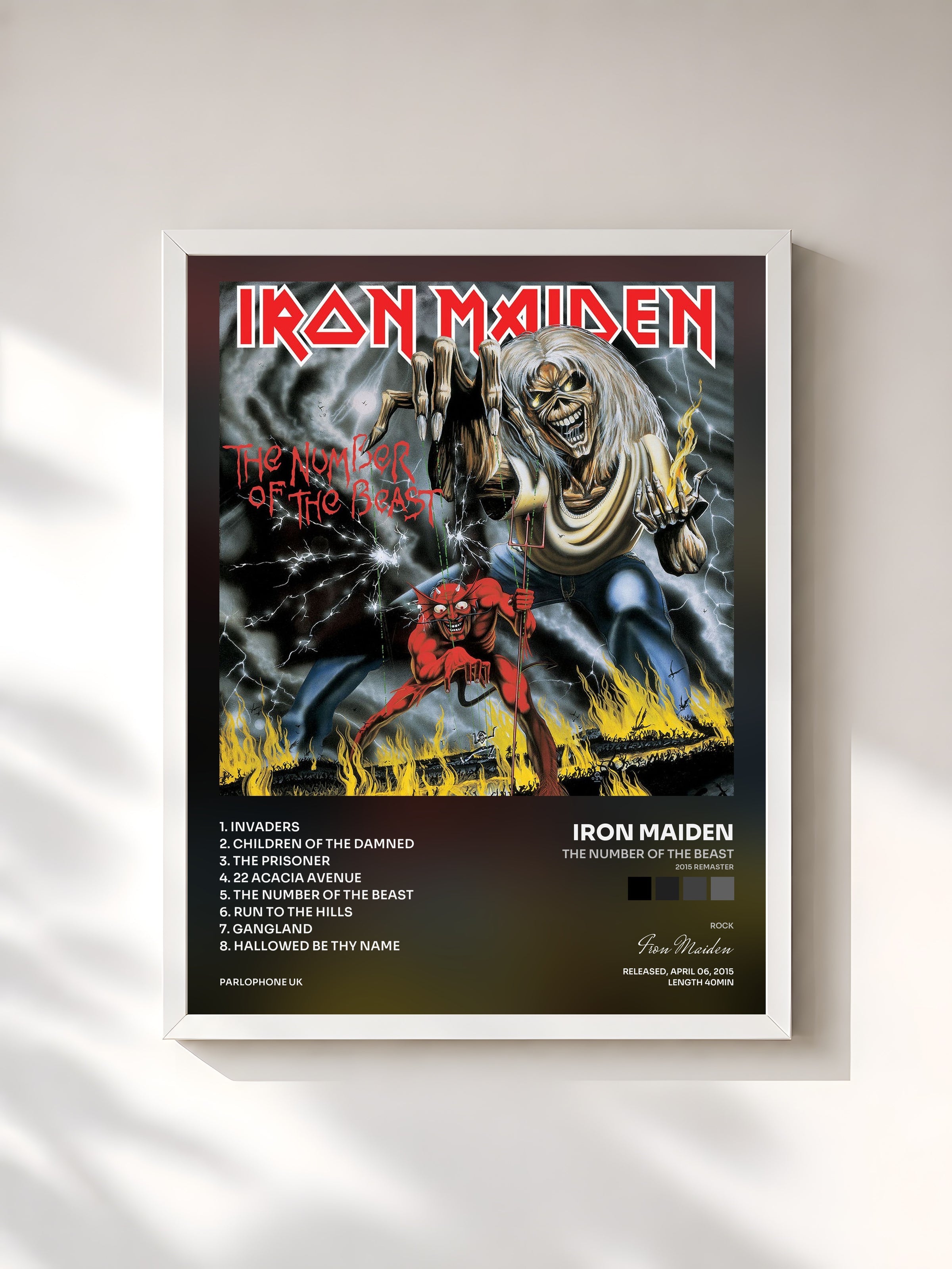 #blanc The Number of the Beast (2015 Remaster) de Iron Maiden en lámina enmarcada, marco blanco, impresa y enmarcada en Francia