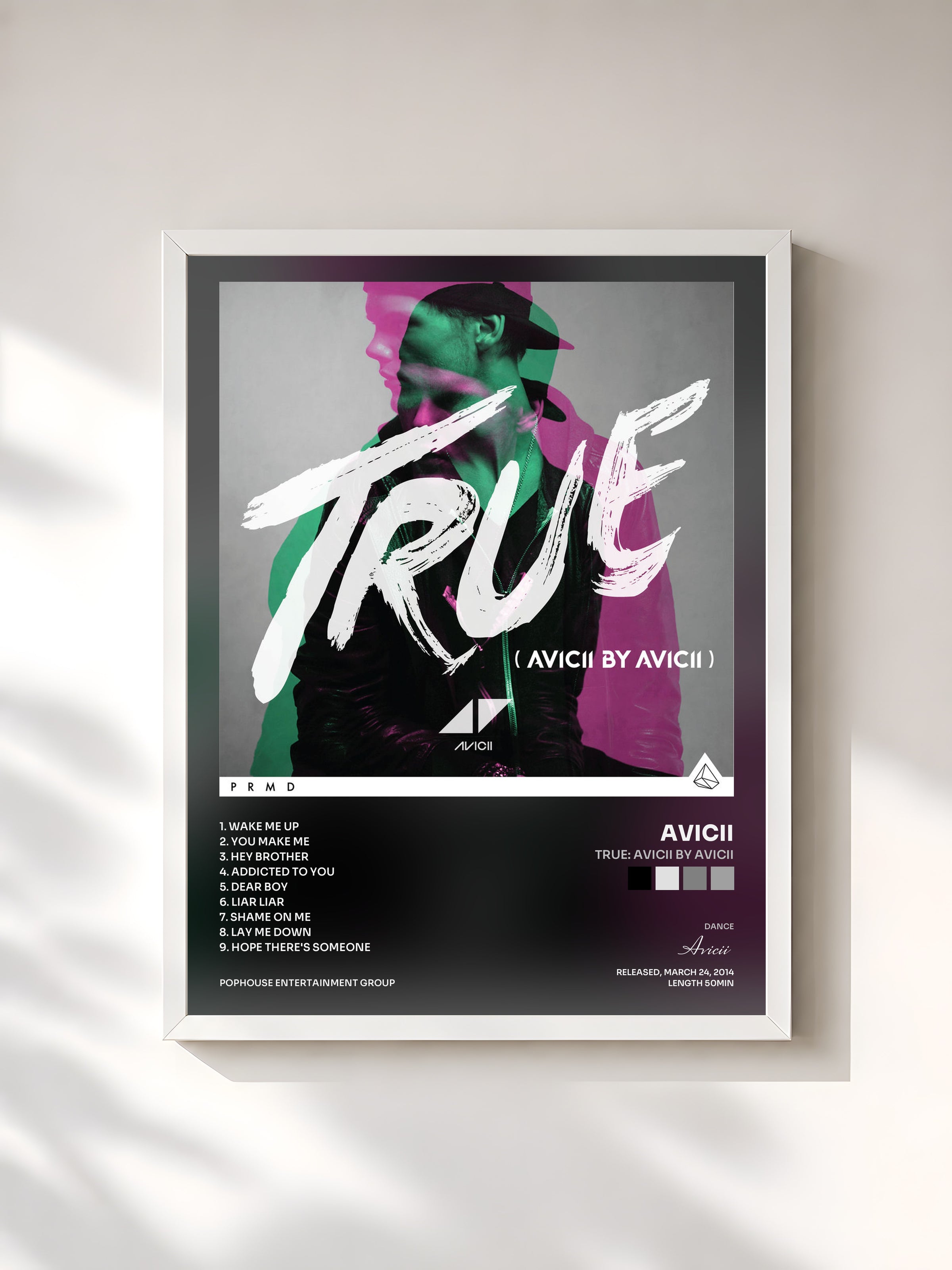 #blanc Tableau de l'album True: Avicii By Avicii de Avicii, cadre blanc, imprimé et encadré en France