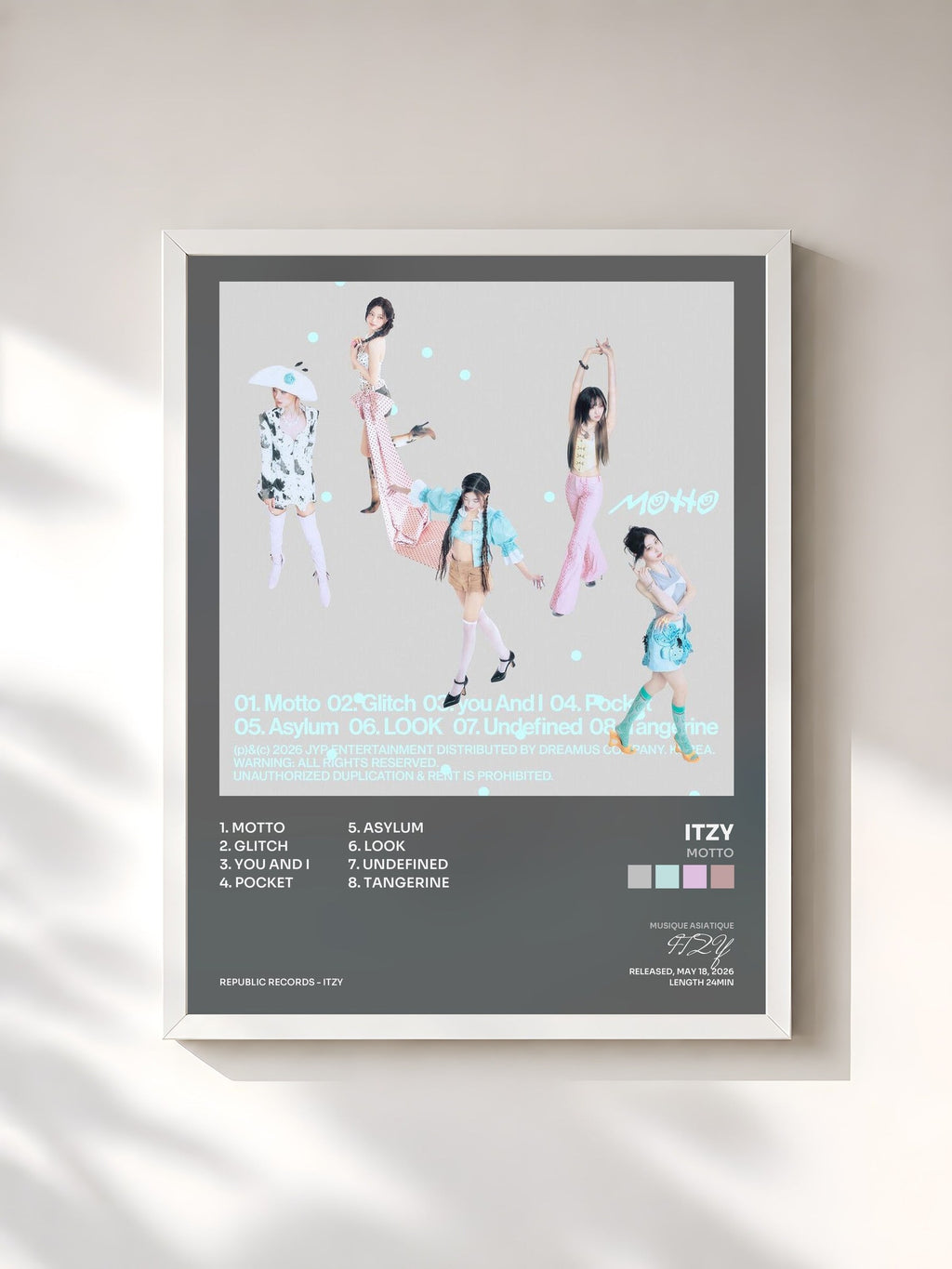 #blanc Tableau de l'album Motto de ITZY, cadre blanc, imprimé et encadré en France