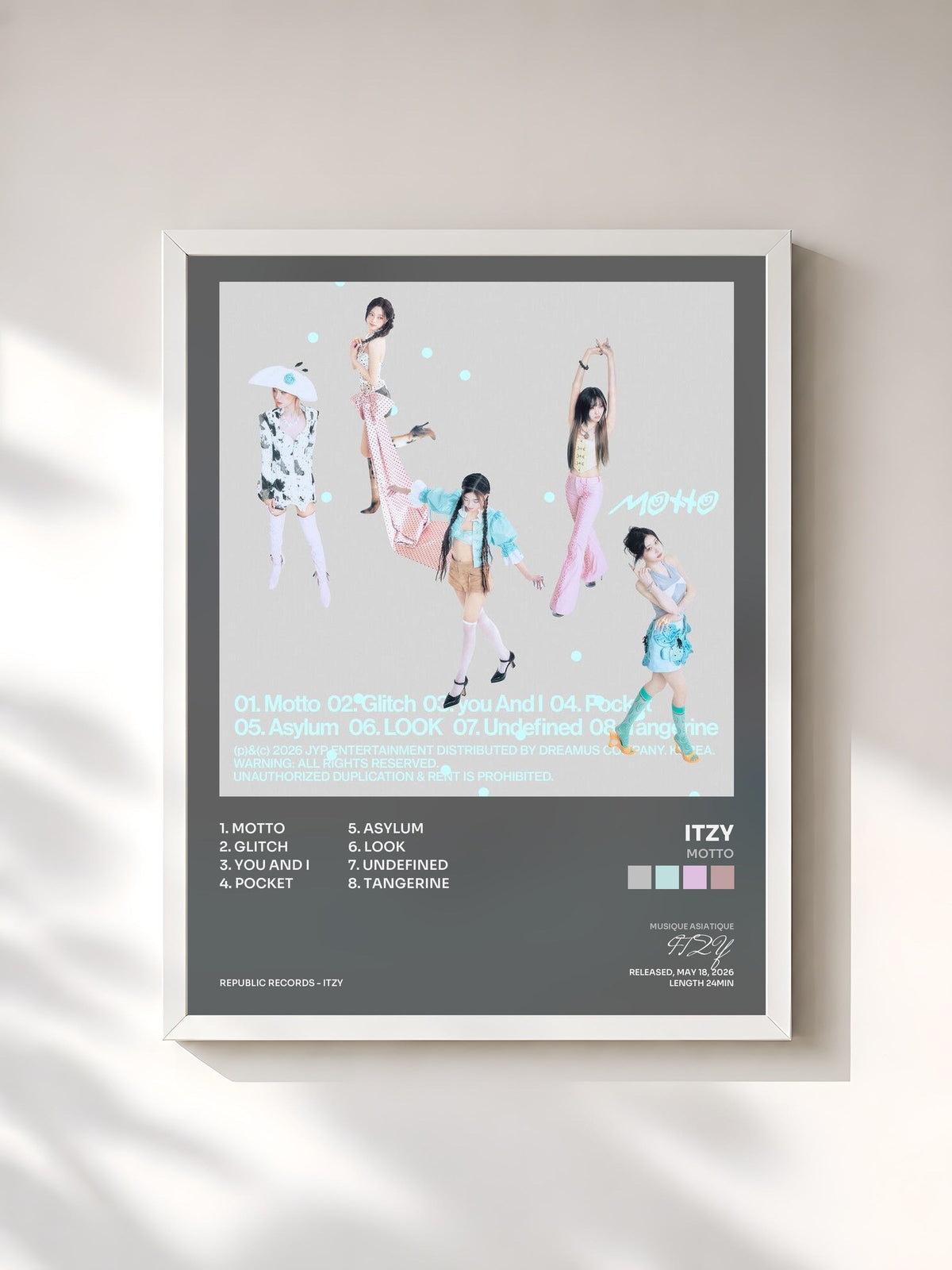 #blanc Tableau de l'album Motto de ITZY, cadre blanc, imprimé et encadré en France