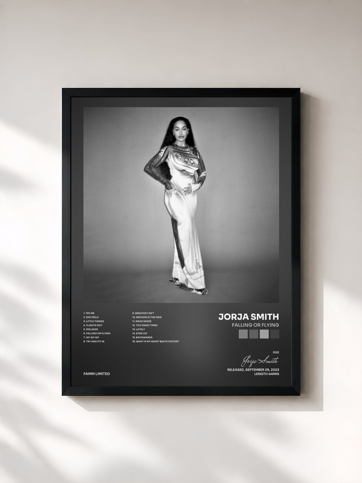 #noir falling or flying von Jorja Smith als gerahmter Kunstdruck, schwarzer Rahmen, gedruckt und gerahmt in Frankreich