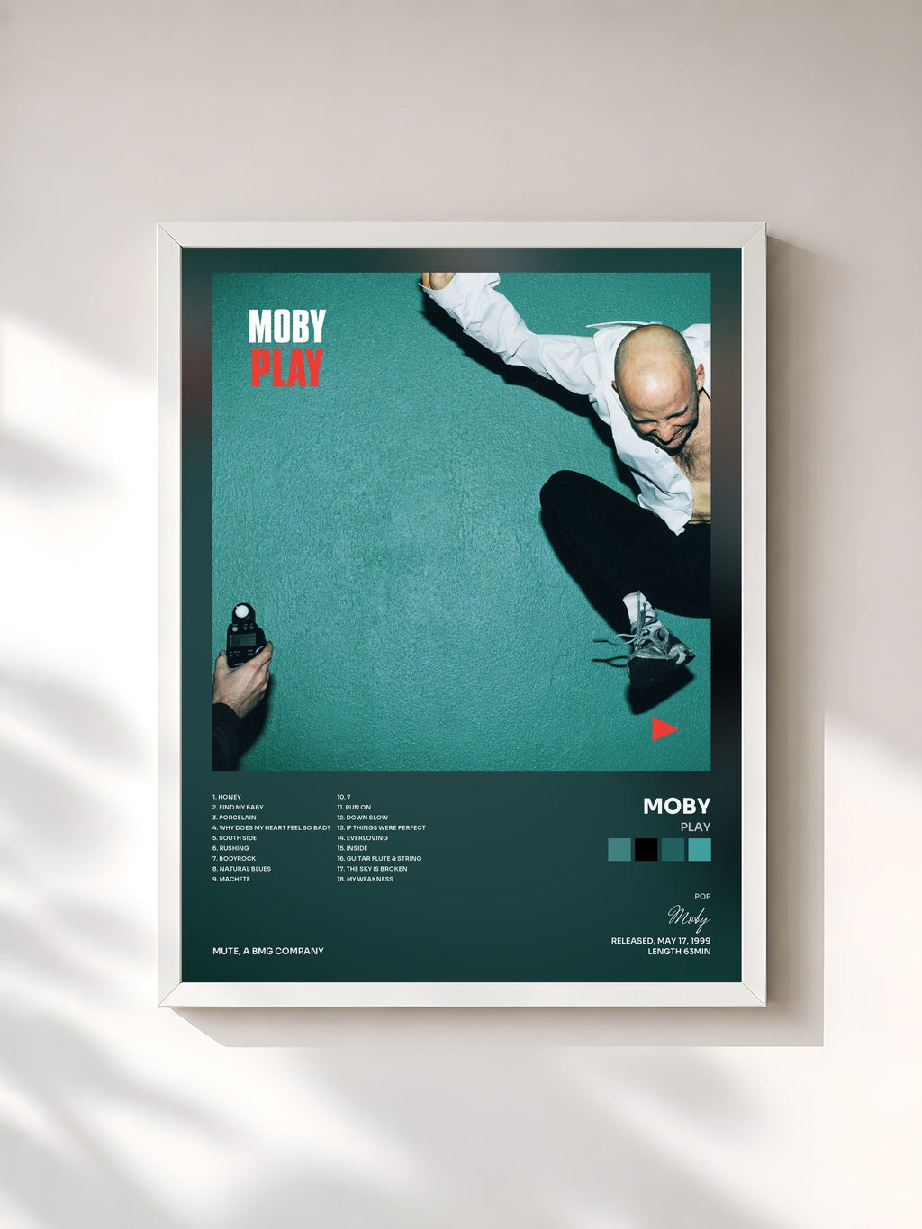 #blanc Play von Moby als gerahmter Kunstdruck, weißer Rahmen, gedruckt und gerahmt in Frankreich