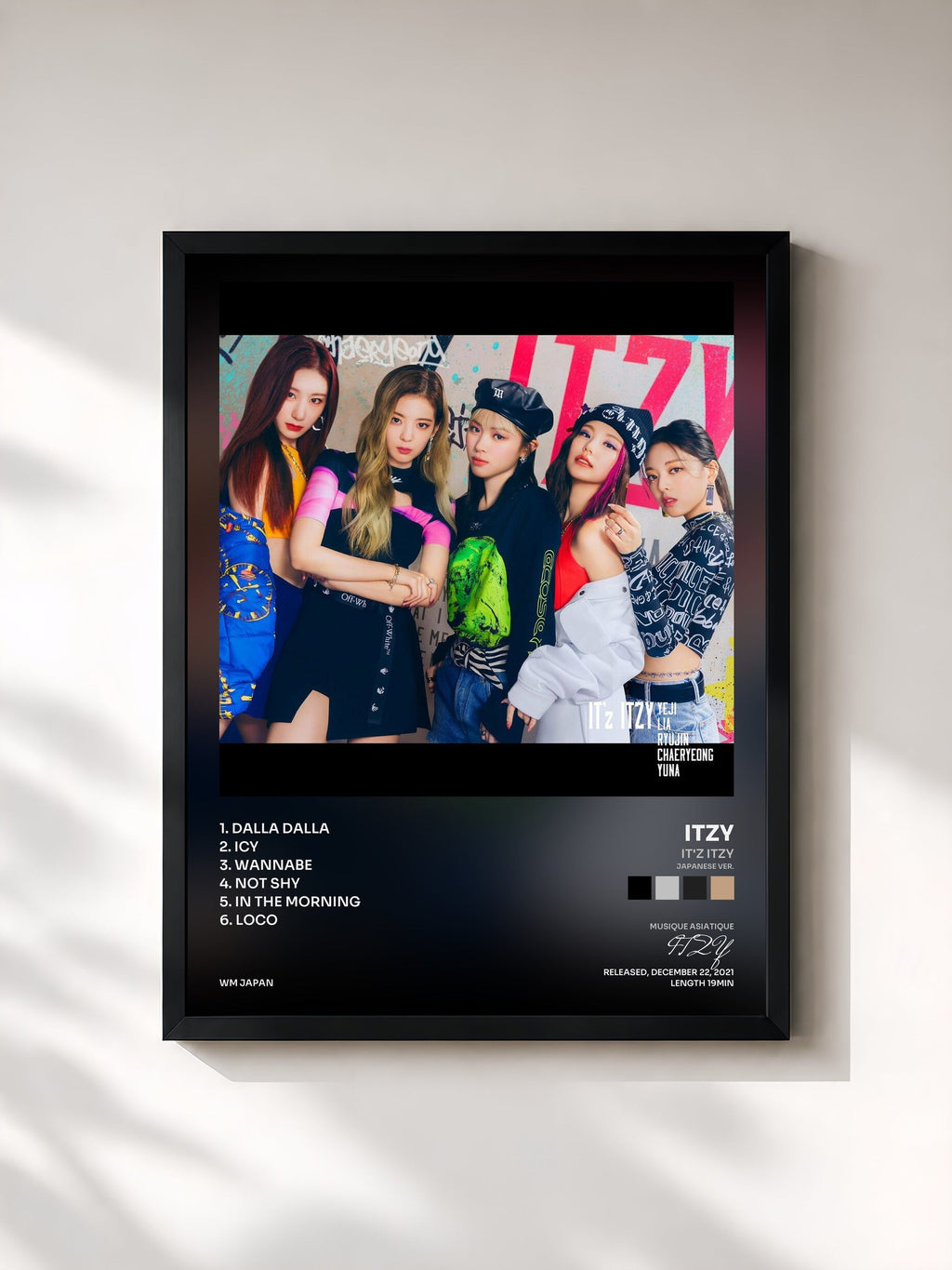 #noir IT'z ITZY (Japanese ver.) di ITZY in stampa incorniciata, cornice nera, stampata e incorniciata in Francia