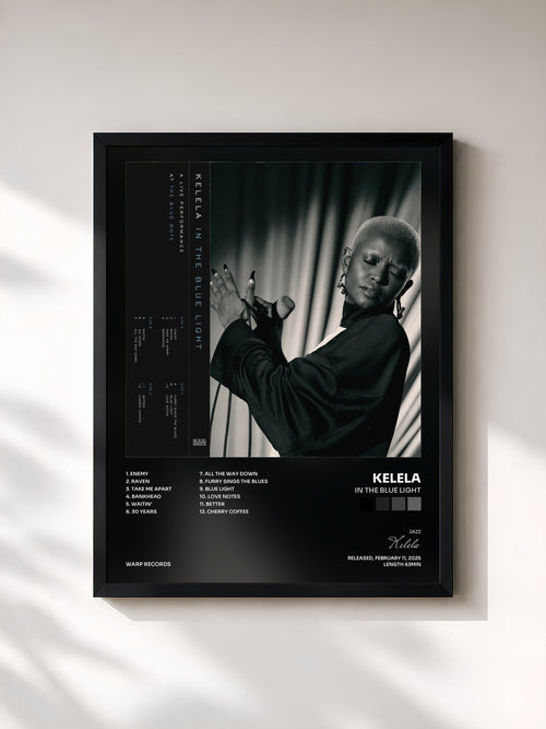 Kelela · In The Blue Light — Gerahmter Kunstdruck