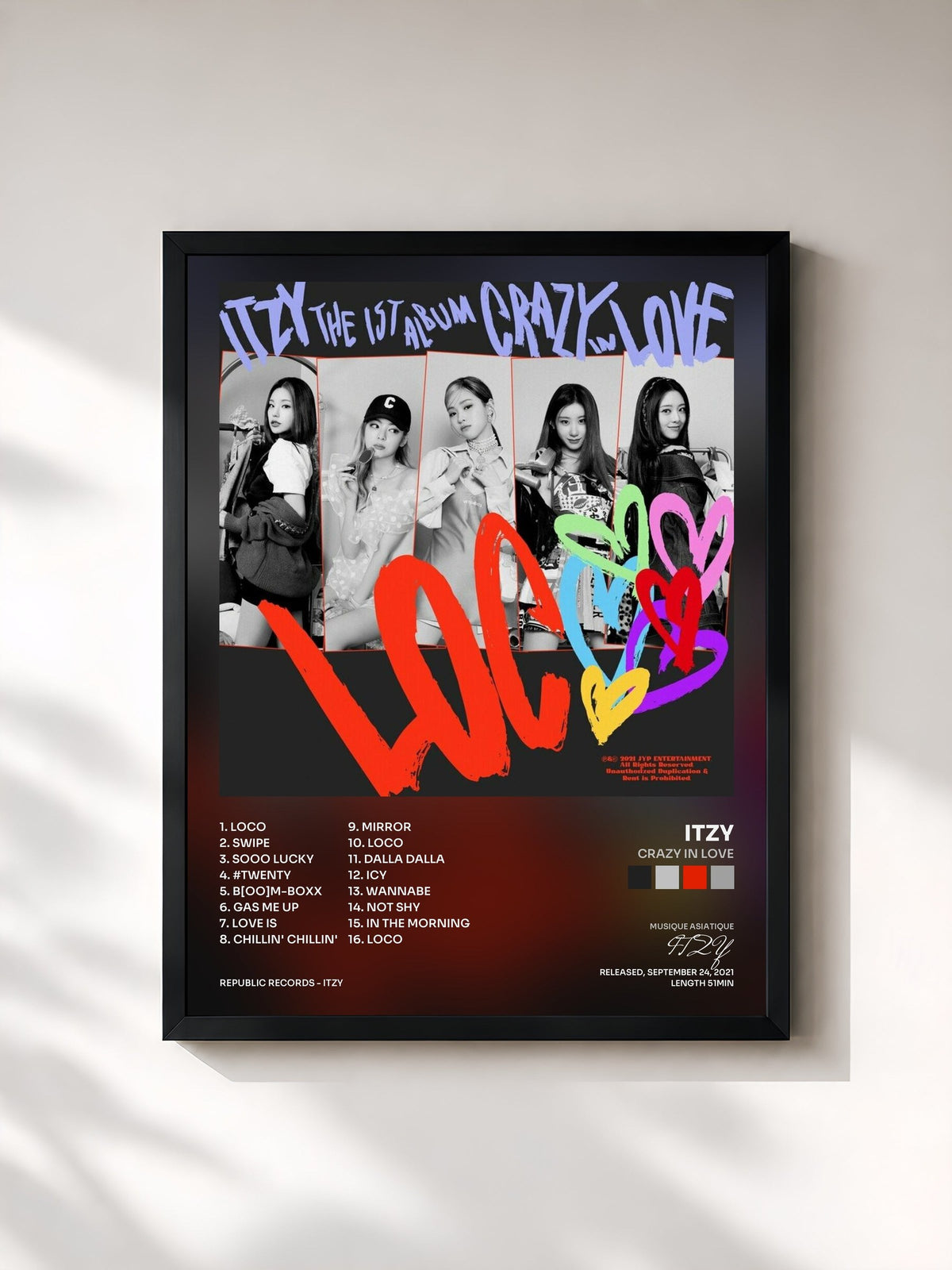 #noir Tableau de l'album CRAZY IN LOVE de ITZY, cadre noir, imprimé et encadré en France