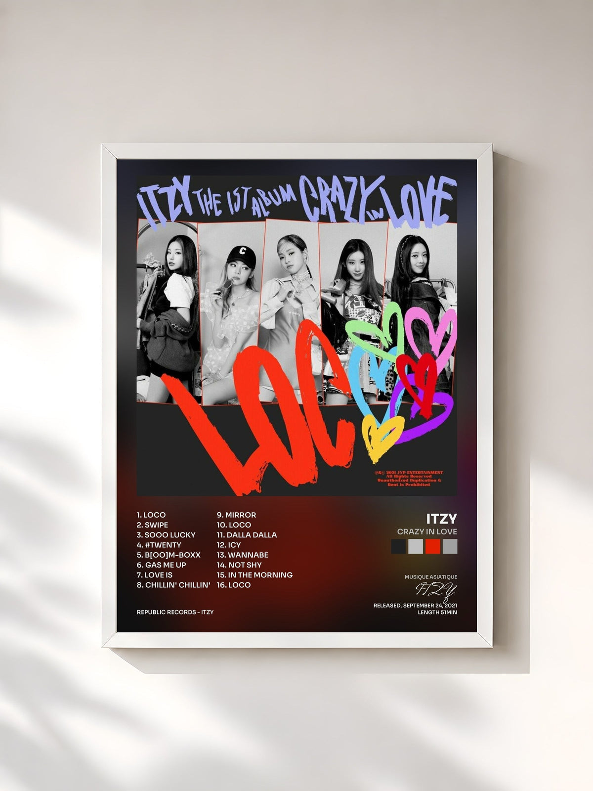 #blanc Tableau de l'album CRAZY IN LOVE de ITZY, cadre blanc, imprimé et encadré en France