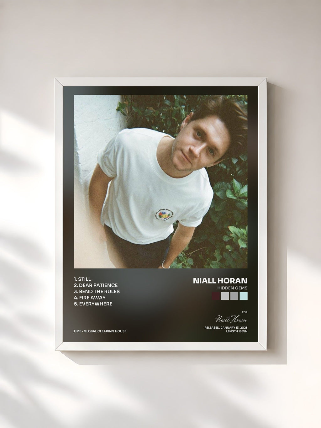 #blanc Hidden Gems von Niall Horan als gerahmter Kunstdruck, weißer Rahmen, gedruckt und gerahmt in Frankreich