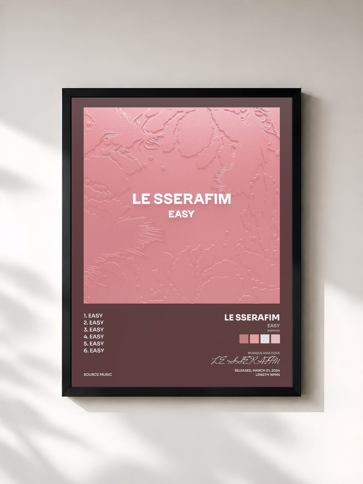 #noir EASY (Remixes) di LE SSERAFIM in stampa incorniciata, cornice nera, stampata e incorniciata in Francia