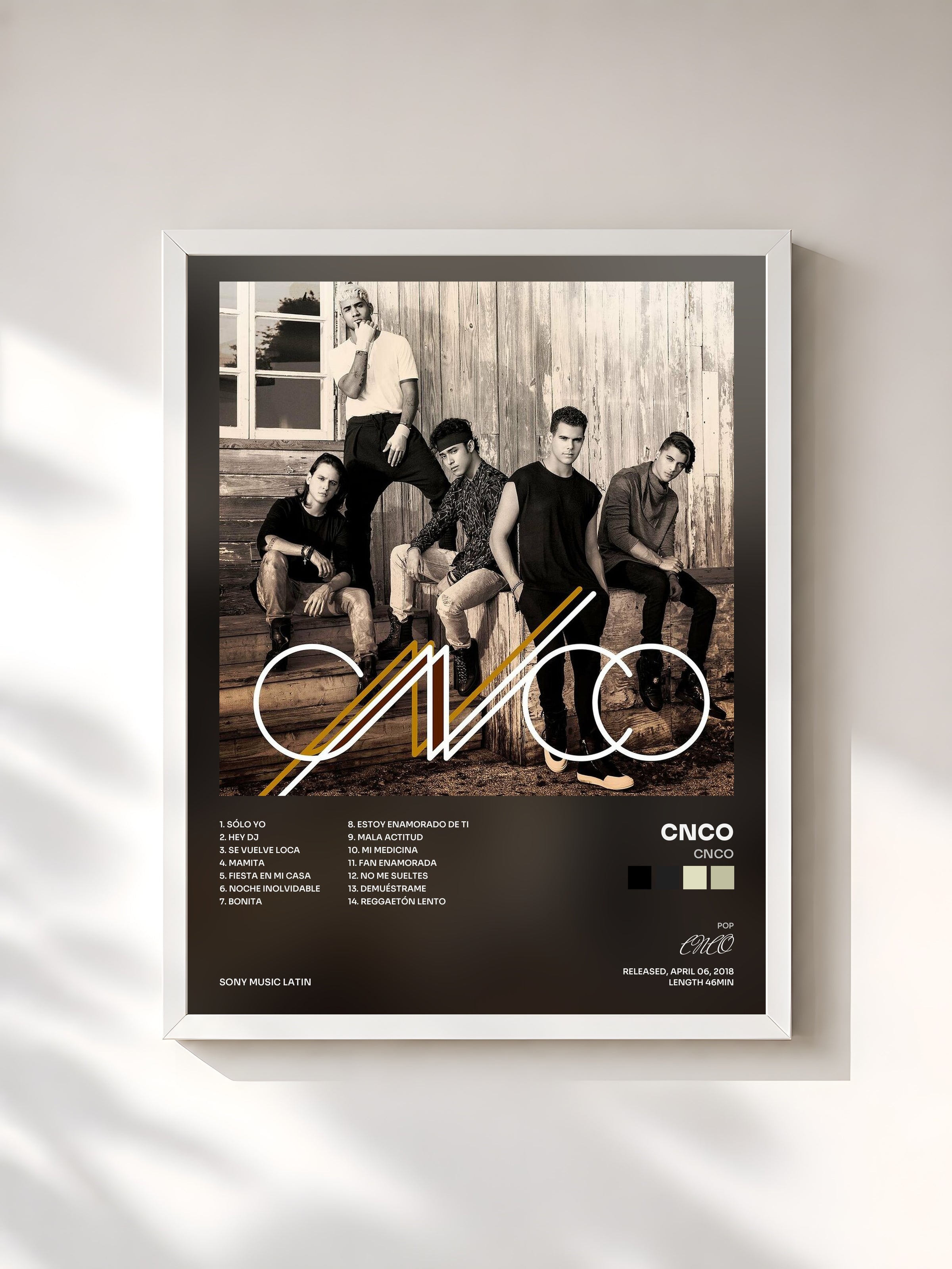 #blanc CNCO de CNCO en lámina enmarcada, marco blanco, impresa y enmarcada en Francia