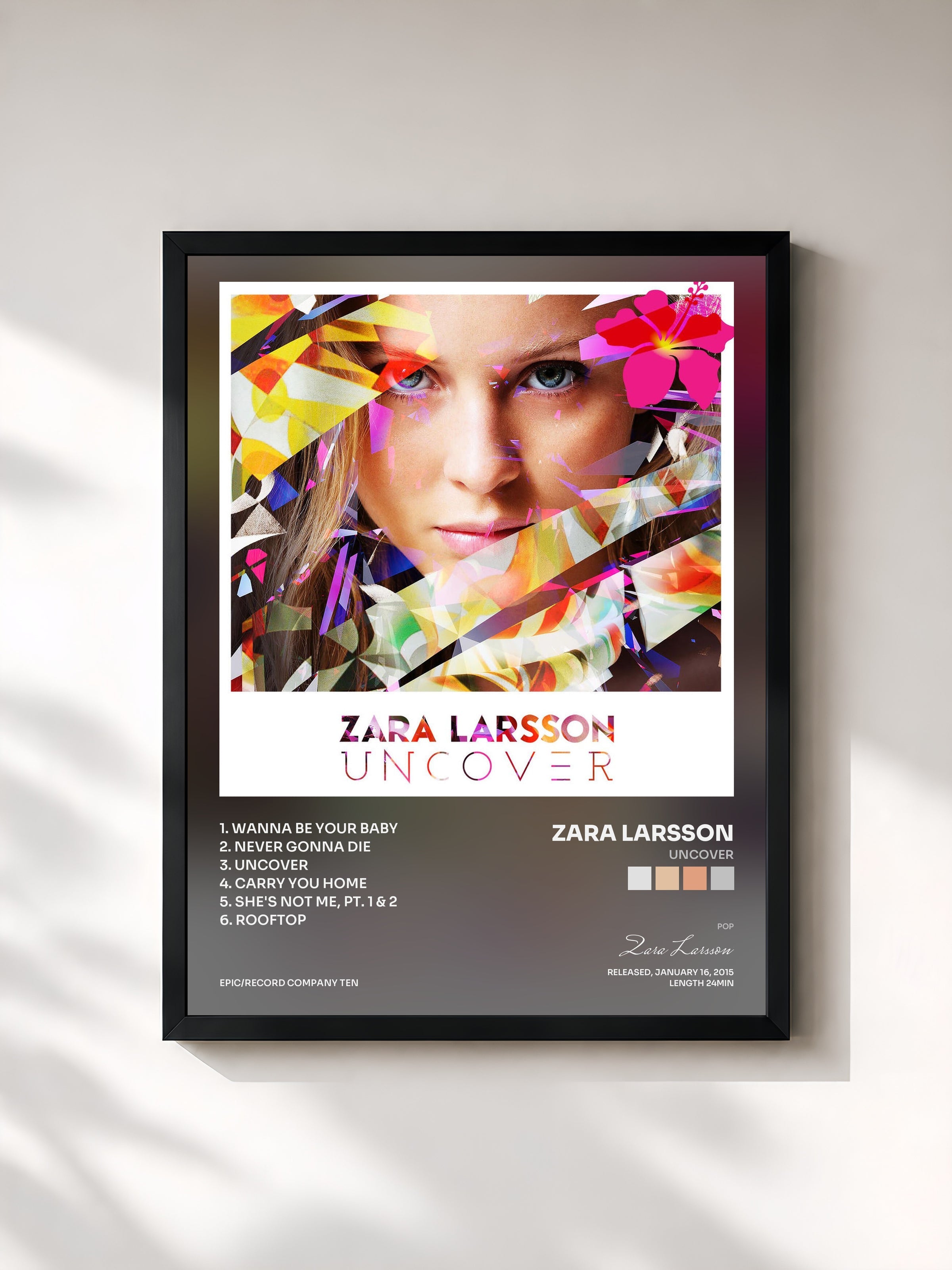 #noir Uncover de Zara Larsson en lámina enmarcada, marco negro, impresa y enmarcada en Francia
