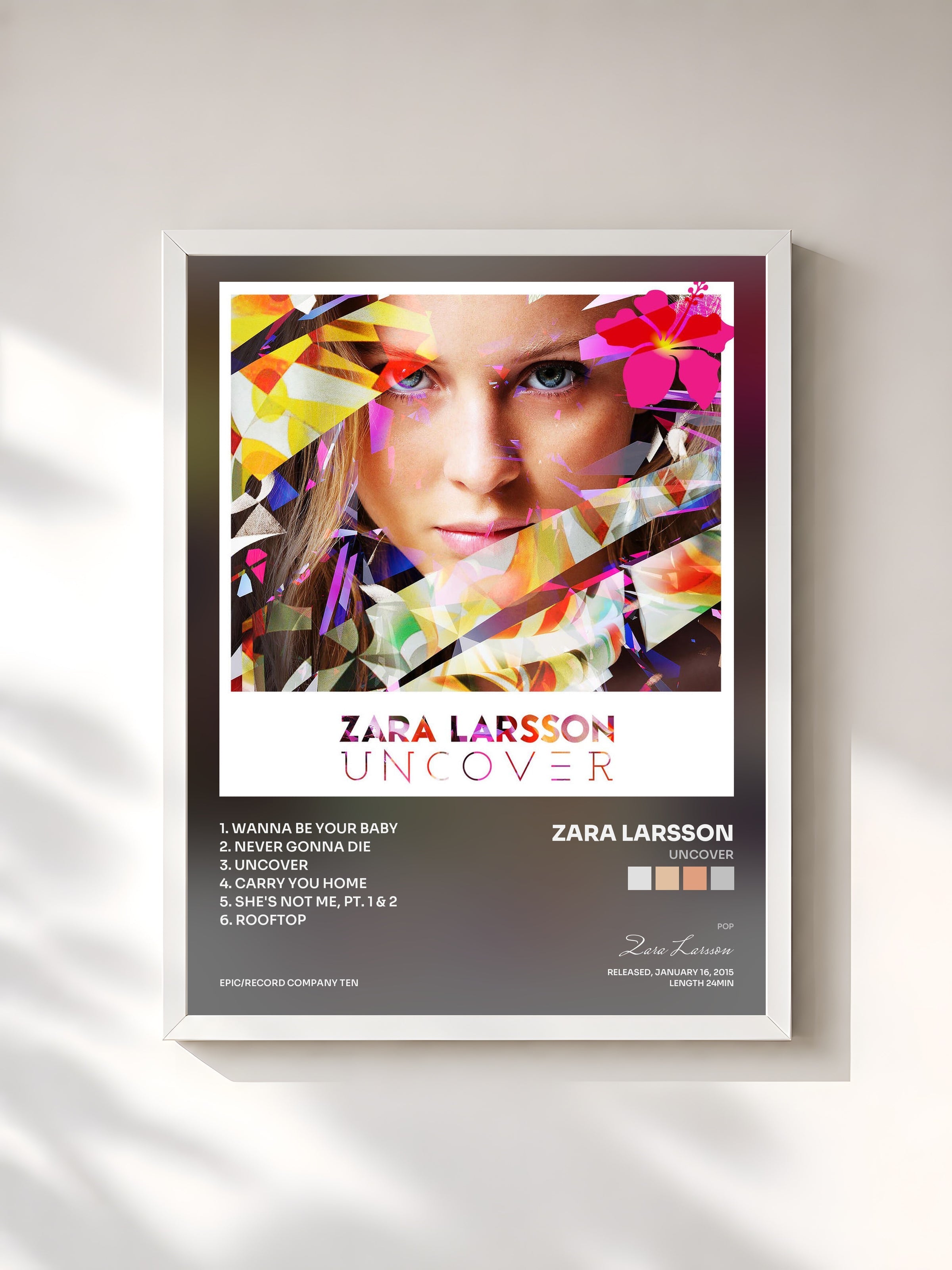 #blanc Uncover de Zara Larsson en lámina enmarcada, marco blanco, impresa y enmarcada en Francia