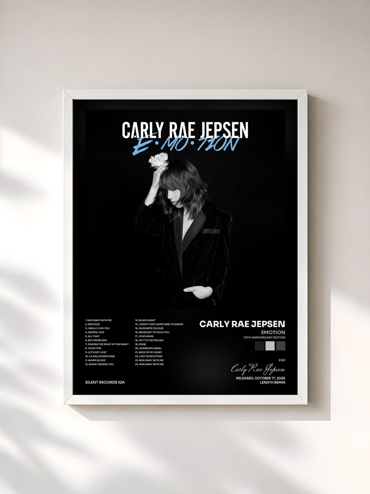 #blanc Emotion (10th Anniversary Edition) di Carly Rae Jepsen in stampa incorniciata, cornice bianca, stampata e incorniciata in Francia