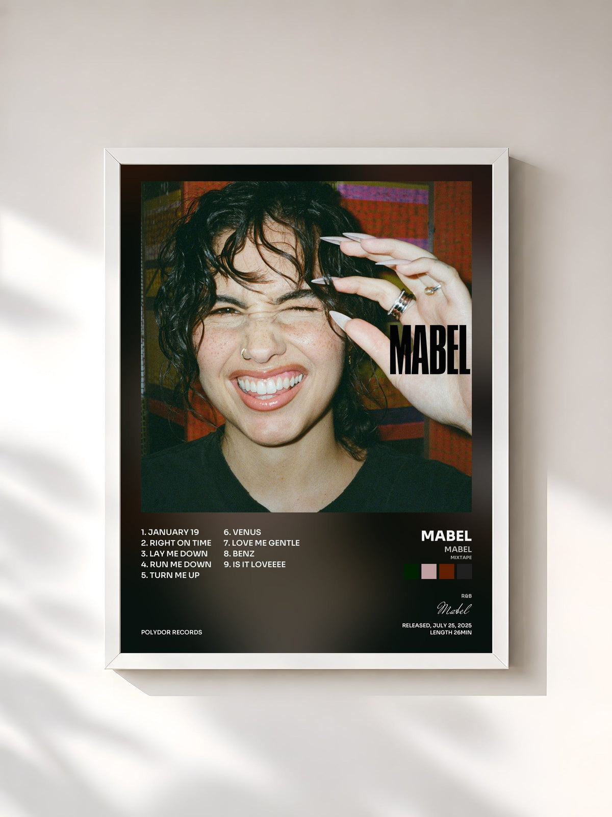 #blanc Mabel (Mixtape) de Mabel en lámina enmarcada, marco blanco, impresa y enmarcada en Francia