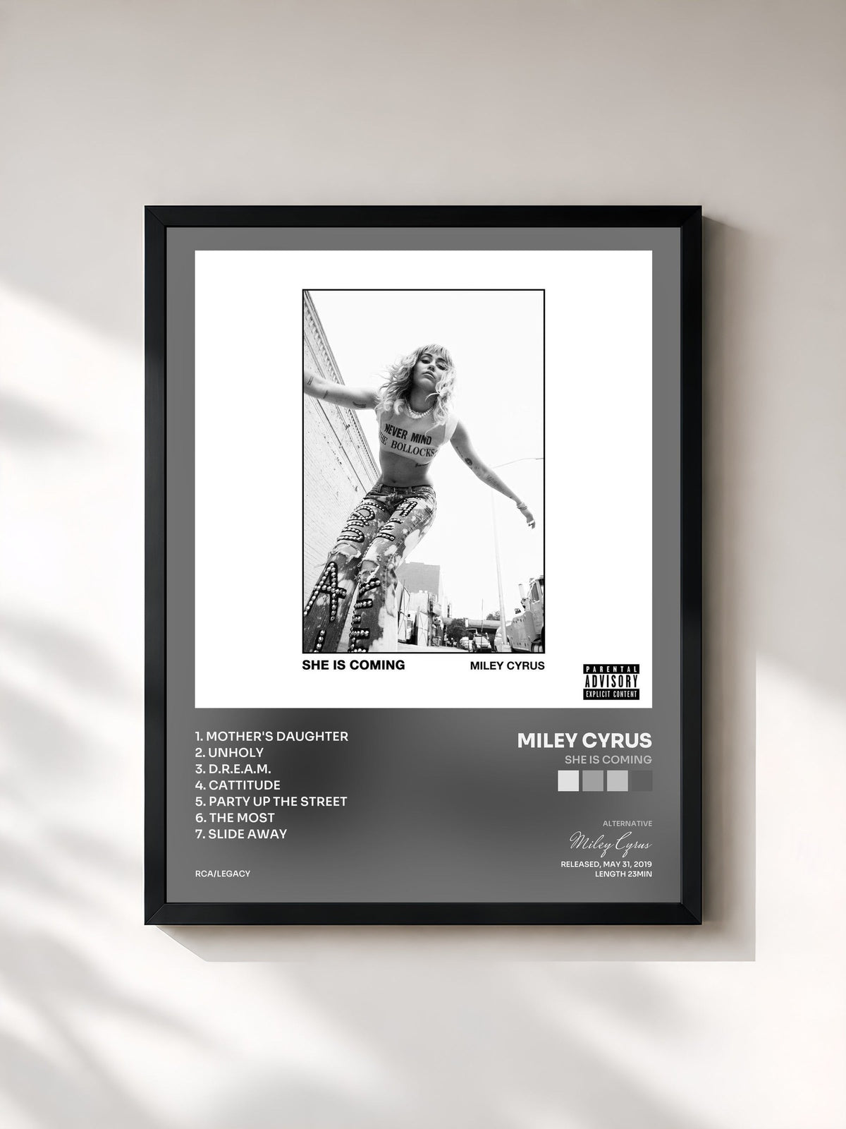 #noir Tableau de l'album SHE IS COMING de Miley Cyrus, cadre noir, imprimé et encadré en France